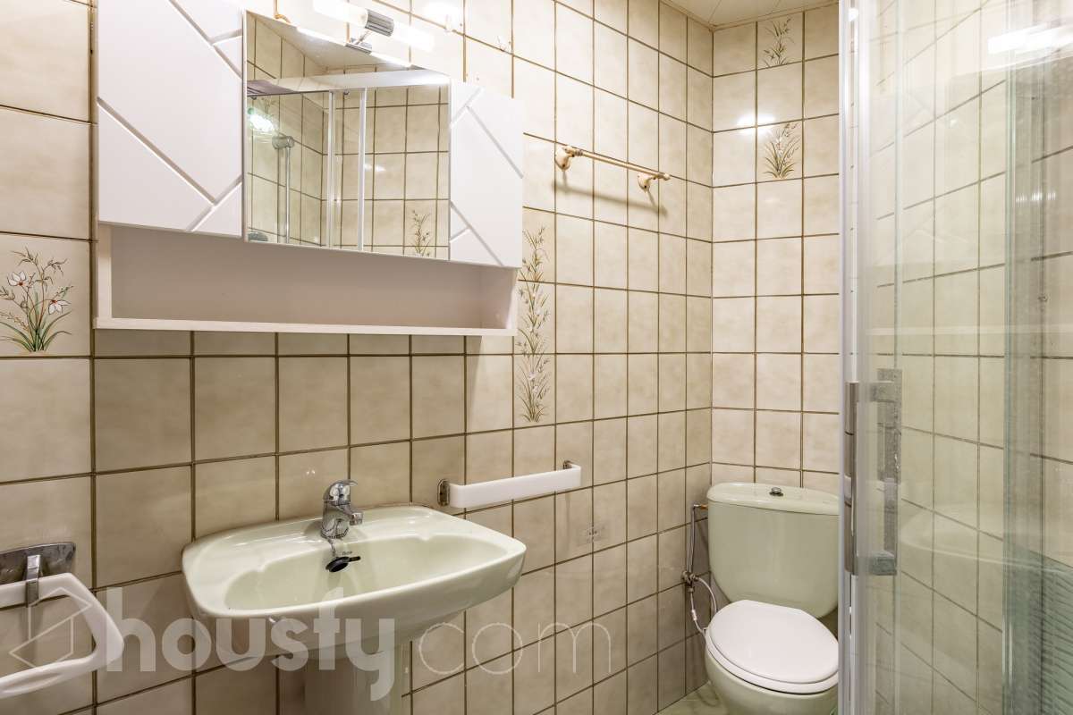Housfy vende 🏡 luminoso piso ubicado en Cornellà de Llobregat, el cuál consta de 62m (verificados con la Dirección General de Catastro). Construido en el año: 1965. Distribución de estancias -Salón-comedor -3 Dormitorios -1 Baño -Cocina equipada Características específicas -Aire acondicionado -Vistas a la ciudad Zona y entorno Respecto a la ubicación, se sitúa en Cornellà de Llobregat, municipio de Barcelona . Esta propiedad se encuentra cerca de transporte público. Aviso legal El precio de venta no incluye gastos de la compraventa como notaría, registro, impuestos, ni tampoco honorarios agencia. Esta publicación no es vinculante. Consulta siempre la nota simple con Housfy antes de formalizar la compraventa. Sobre nosotros Housfy es la plataforma integral de servicios inmobiliarios. Nuestra combinación de expertos y tecnología pone al alcance de todo el mundo servicios cómodos, claros y seguros. AICAT número: 7922. Nos encargamos de la gestión y asesoramiento de la compra. ¡Olvídate de todo! Hacemos los trámites por ti. Y, si además necesitas financiación, ponemos a tu disposición un bróker hipotecario para ayudarte a conseguir las mejores condiciones para tu perfil económico. ¿Quieres visitarla? Contacta con Housfy y agenda tu visita sin compromiso. Más información en: housfy.com En cumplimiento de la Ley 8/2026 en Cataluña, el certificado de presencia o ausencia de amianto se encuentra en proceso de tramitación.-23