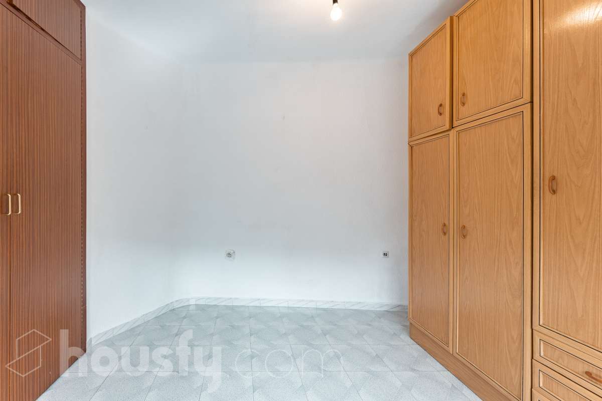 Housfy vende 🏡 luminoso piso ubicado en Cornellà de Llobregat, el cuál consta de 62m (verificados con la Dirección General de Catastro). Construido en el año: 1965. Distribución de estancias -Salón-comedor -3 Dormitorios -1 Baño -Cocina equipada Características específicas -Aire acondicionado -Vistas a la ciudad Zona y entorno Respecto a la ubicación, se sitúa en Cornellà de Llobregat, municipio de Barcelona . Esta propiedad se encuentra cerca de transporte público. Aviso legal El precio de venta no incluye gastos de la compraventa como notaría, registro, impuestos, ni tampoco honorarios agencia. Esta publicación no es vinculante. Consulta siempre la nota simple con Housfy antes de formalizar la compraventa. Sobre nosotros Housfy es la plataforma integral de servicios inmobiliarios. Nuestra combinación de expertos y tecnología pone al alcance de todo el mundo servicios cómodos, claros y seguros. AICAT número: 7922. Nos encargamos de la gestión y asesoramiento de la compra. ¡Olvídate de todo! Hacemos los trámites por ti. Y, si además necesitas financiación, ponemos a tu disposición un bróker hipotecario para ayudarte a conseguir las mejores condiciones para tu perfil económico. ¿Quieres visitarla? Contacta con Housfy y agenda tu visita sin compromiso. Más información en: housfy.com En cumplimiento de la Ley 8/2026 en Cataluña, el certificado de presencia o ausencia de amianto se encuentra en proceso de tramitación.-16