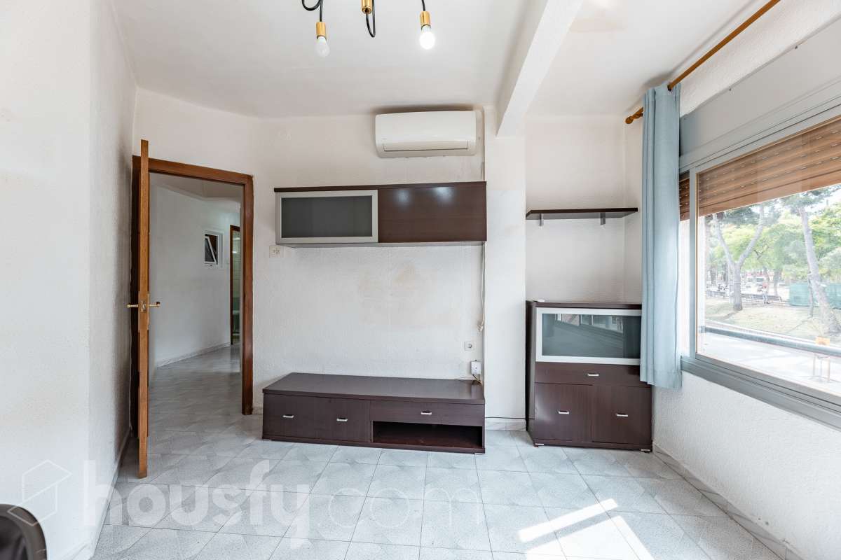 Housfy vende 🏡 luminoso piso ubicado en Cornellà de Llobregat, el cuál consta de 62m (verificados con la Dirección General de Catastro). Construido en el año: 1965. Distribución de estancias -Salón-comedor -3 Dormitorios -1 Baño -Cocina equipada Características específicas -Aire acondicionado -Vistas a la ciudad Zona y entorno Respecto a la ubicación, se sitúa en Cornellà de Llobregat, municipio de Barcelona . Esta propiedad se encuentra cerca de transporte público. Aviso legal El precio de venta no incluye gastos de la compraventa como notaría, registro, impuestos, ni tampoco honorarios agencia. Esta publicación no es vinculante. Consulta siempre la nota simple con Housfy antes de formalizar la compraventa. Sobre nosotros Housfy es la plataforma integral de servicios inmobiliarios. Nuestra combinación de expertos y tecnología pone al alcance de todo el mundo servicios cómodos, claros y seguros. AICAT número: 7922. Nos encargamos de la gestión y asesoramiento de la compra. ¡Olvídate de todo! Hacemos los trámites por ti. Y, si además necesitas financiación, ponemos a tu disposición un bróker hipotecario para ayudarte a conseguir las mejores condiciones para tu perfil económico. ¿Quieres visitarla? Contacta con Housfy y agenda tu visita sin compromiso. Más información en: housfy.com En cumplimiento de la Ley 8/2026 en Cataluña, el certificado de presencia o ausencia de amianto se encuentra en proceso de tramitación.-5