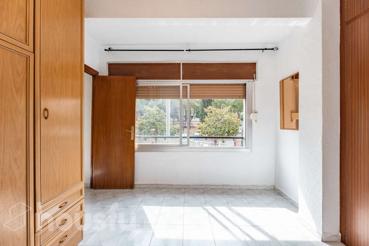 Housfy vende 🏡 luminoso piso ubicado en Cornellà de Llobregat, el cuál consta de 62m (verificados con la Dirección General de Catastro). Construido en el año: 1965. Distribución de estancias -Salón-comedor -3 Dormitorios -1 Baño -Cocina equipada Características específicas -Aire acondicionado -Vistas a la ciudad Zona y entorno Respecto a la ubicación, se sitúa en Cornellà de Llobregat, municipio de Barcelona . Esta propiedad se encuentra cerca de transporte público. Aviso legal El precio de venta no incluye gastos de la compraventa como notaría, registro, impuestos, ni tampoco honorarios agencia. Esta publicación no es vinculante. Consulta siempre la nota simple con Housfy antes de formalizar la compraventa. Sobre nosotros Housfy es la plataforma integral de servicios inmobiliarios. Nuestra combinación de expertos y tecnología pone al alcance de todo el mundo servicios cómodos, claros y seguros. AICAT número: 7922. Nos encargamos de la gestión y asesoramiento de la compra. ¡Olvídate de todo! Hacemos los trámites por ti. Y, si además necesitas financiación, ponemos a tu disposición un bróker hipotecario para ayudarte a conseguir las mejores condiciones para tu perfil económico. ¿Quieres visitarla? Contacta con Housfy y agenda tu visita sin compromiso. Más información en: housfy.com En cumplimiento de la Ley 8/2026 en Cataluña, el certificado de presencia o ausencia de amianto se encuentra en proceso de tramitación.-17