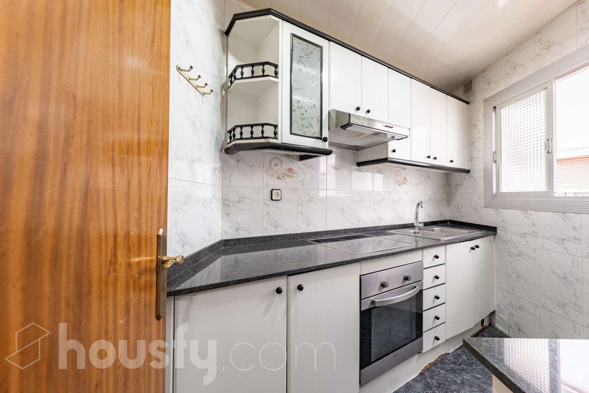 Housfy vende 🏡 luminoso piso ubicado en Cornellà de Llobregat, el cuál consta de 62m (verificados con la Dirección General de Catastro). Construido en el año: 1965. Distribución de estancias -Salón-comedor -3 Dormitorios -1 Baño -Cocina equipada Características específicas -Aire acondicionado -Vistas a la ciudad Zona y entorno Respecto a la ubicación, se sitúa en Cornellà de Llobregat, municipio de Barcelona . Esta propiedad se encuentra cerca de transporte público. Aviso legal El precio de venta no incluye gastos de la compraventa como notaría, registro, impuestos, ni tampoco honorarios agencia. Esta publicación no es vinculante. Consulta siempre la nota simple con Housfy antes de formalizar la compraventa. Sobre nosotros Housfy es la plataforma integral de servicios inmobiliarios. Nuestra combinación de expertos y tecnología pone al alcance de todo el mundo servicios cómodos, claros y seguros. AICAT número: 7922. Nos encargamos de la gestión y asesoramiento de la compra. ¡Olvídate de todo! Hacemos los trámites por ti. Y, si además necesitas financiación, ponemos a tu disposición un bróker hipotecario para ayudarte a conseguir las mejores condiciones para tu perfil económico. ¿Quieres visitarla? Contacta con Housfy y agenda tu visita sin compromiso. Más información en: housfy.com En cumplimiento de la Ley 8/2026 en Cataluña, el certificado de presencia o ausencia de amianto se encuentra en proceso de tramitación.-20