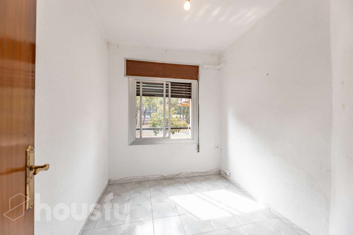 Housfy vende 🏡 luminoso piso ubicado en Cornellà de Llobregat, el cuál consta de 62m (verificados con la Dirección General de Catastro). Construido en el año: 1965. Distribución de estancias -Salón-comedor -3 Dormitorios -1 Baño -Cocina equipada Características específicas -Aire acondicionado -Vistas a la ciudad Zona y entorno Respecto a la ubicación, se sitúa en Cornellà de Llobregat, municipio de Barcelona . Esta propiedad se encuentra cerca de transporte público. Aviso legal El precio de venta no incluye gastos de la compraventa como notaría, registro, impuestos, ni tampoco honorarios agencia. Esta publicación no es vinculante. Consulta siempre la nota simple con Housfy antes de formalizar la compraventa. Sobre nosotros Housfy es la plataforma integral de servicios inmobiliarios. Nuestra combinación de expertos y tecnología pone al alcance de todo el mundo servicios cómodos, claros y seguros. AICAT número: 7922. Nos encargamos de la gestión y asesoramiento de la compra. ¡Olvídate de todo! Hacemos los trámites por ti. Y, si además necesitas financiación, ponemos a tu disposición un bróker hipotecario para ayudarte a conseguir las mejores condiciones para tu perfil económico. ¿Quieres visitarla? Contacta con Housfy y agenda tu visita sin compromiso. Más información en: housfy.com En cumplimiento de la Ley 8/2026 en Cataluña, el certificado de presencia o ausencia de amianto se encuentra en proceso de tramitación.-11