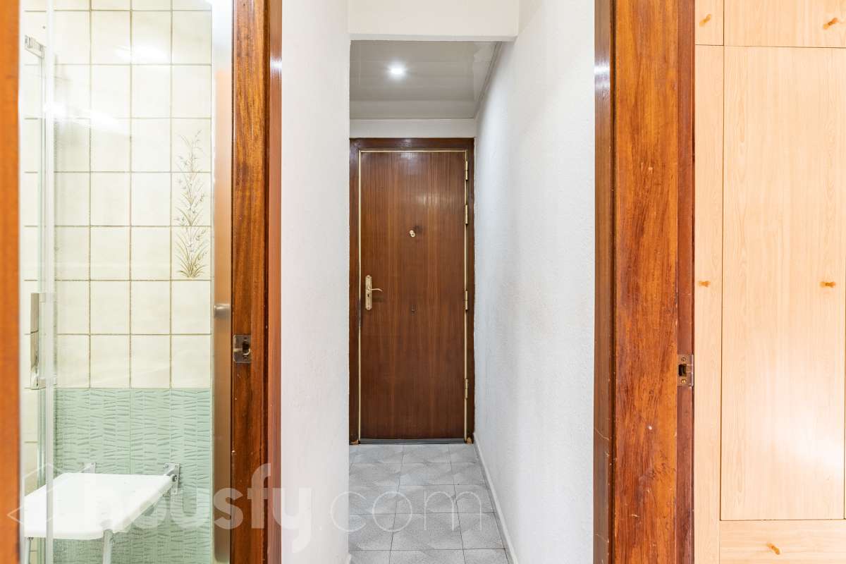 Housfy vende 🏡 luminoso piso ubicado en Cornellà de Llobregat, el cuál consta de 62m (verificados con la Dirección General de Catastro). Construido en el año: 1965. Distribución de estancias -Salón-comedor -3 Dormitorios -1 Baño -Cocina equipada Características específicas -Aire acondicionado -Vistas a la ciudad Zona y entorno Respecto a la ubicación, se sitúa en Cornellà de Llobregat, municipio de Barcelona . Esta propiedad se encuentra cerca de transporte público. Aviso legal El precio de venta no incluye gastos de la compraventa como notaría, registro, impuestos, ni tampoco honorarios agencia. Esta publicación no es vinculante. Consulta siempre la nota simple con Housfy antes de formalizar la compraventa. Sobre nosotros Housfy es la plataforma integral de servicios inmobiliarios. Nuestra combinación de expertos y tecnología pone al alcance de todo el mundo servicios cómodos, claros y seguros. AICAT número: 7922. Nos encargamos de la gestión y asesoramiento de la compra. ¡Olvídate de todo! Hacemos los trámites por ti. Y, si además necesitas financiación, ponemos a tu disposición un bróker hipotecario para ayudarte a conseguir las mejores condiciones para tu perfil económico. ¿Quieres visitarla? Contacta con Housfy y agenda tu visita sin compromiso. Más información en: housfy.com En cumplimiento de la Ley 8/2026 en Cataluña, el certificado de presencia o ausencia de amianto se encuentra en proceso de tramitación.-22