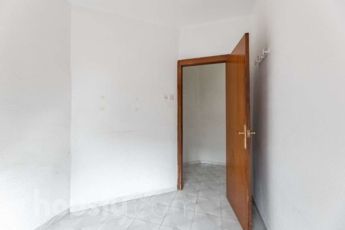 Housfy vende 🏡 luminoso piso ubicado en Cornellà de Llobregat, el cuál consta de 62m (verificados con la Dirección General de Catastro). Construido en el año: 1965. Distribución de estancias -Salón-comedor -3 Dormitorios -1 Baño -Cocina equipada Características específicas -Aire acondicionado -Vistas a la ciudad Zona y entorno Respecto a la ubicación, se sitúa en Cornellà de Llobregat, municipio de Barcelona . Esta propiedad se encuentra cerca de transporte público. Aviso legal El precio de venta no incluye gastos de la compraventa como notaría, registro, impuestos, ni tampoco honorarios agencia. Esta publicación no es vinculante. Consulta siempre la nota simple con Housfy antes de formalizar la compraventa. Sobre nosotros Housfy es la plataforma integral de servicios inmobiliarios. Nuestra combinación de expertos y tecnología pone al alcance de todo el mundo servicios cómodos, claros y seguros. AICAT número: 7922. Nos encargamos de la gestión y asesoramiento de la compra. ¡Olvídate de todo! Hacemos los trámites por ti. Y, si además necesitas financiación, ponemos a tu disposición un bróker hipotecario para ayudarte a conseguir las mejores condiciones para tu perfil económico. ¿Quieres visitarla? Contacta con Housfy y agenda tu visita sin compromiso. Más información en: housfy.com En cumplimiento de la Ley 8/2026 en Cataluña, el certificado de presencia o ausencia de amianto se encuentra en proceso de tramitación.-13