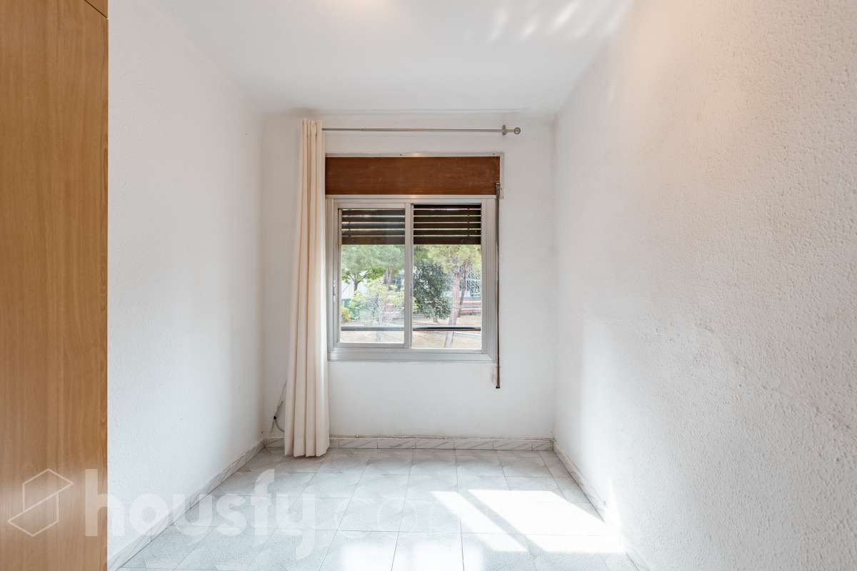 Housfy vende 🏡 luminoso piso ubicado en Cornellà de Llobregat, el cuál consta de 62m (verificados con la Dirección General de Catastro). Construido en el año: 1965. Distribución de estancias -Salón-comedor -3 Dormitorios -1 Baño -Cocina equipada Características específicas -Aire acondicionado -Vistas a la ciudad Zona y entorno Respecto a la ubicación, se sitúa en Cornellà de Llobregat, municipio de Barcelona . Esta propiedad se encuentra cerca de transporte público. Aviso legal El precio de venta no incluye gastos de la compraventa como notaría, registro, impuestos, ni tampoco honorarios agencia. Esta publicación no es vinculante. Consulta siempre la nota simple con Housfy antes de formalizar la compraventa. Sobre nosotros Housfy es la plataforma integral de servicios inmobiliarios. Nuestra combinación de expertos y tecnología pone al alcance de todo el mundo servicios cómodos, claros y seguros. AICAT número: 7922. Nos encargamos de la gestión y asesoramiento de la compra. ¡Olvídate de todo! Hacemos los trámites por ti. Y, si además necesitas financiación, ponemos a tu disposición un bróker hipotecario para ayudarte a conseguir las mejores condiciones para tu perfil económico. ¿Quieres visitarla? Contacta con Housfy y agenda tu visita sin compromiso. Más información en: housfy.com En cumplimiento de la Ley 8/2026 en Cataluña, el certificado de presencia o ausencia de amianto se encuentra en proceso de tramitación.-8