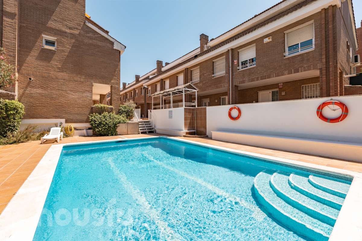 Exclusiva vivienda con jardín privado, solárium al sur y piscina comunitaria