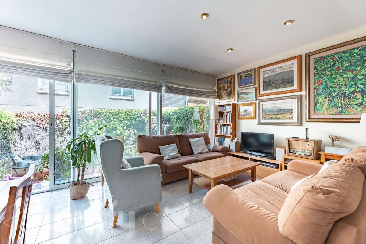 Exclusiva vivienda con jardín privado, solárium al sur y piscina comunitaria-2