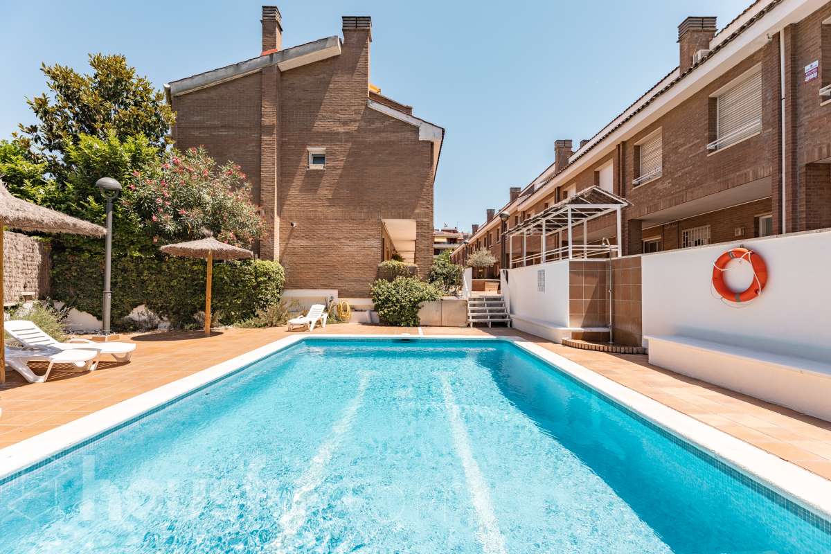 Exclusiva vivienda con jardín privado, solárium al sur y piscina comunitaria-55