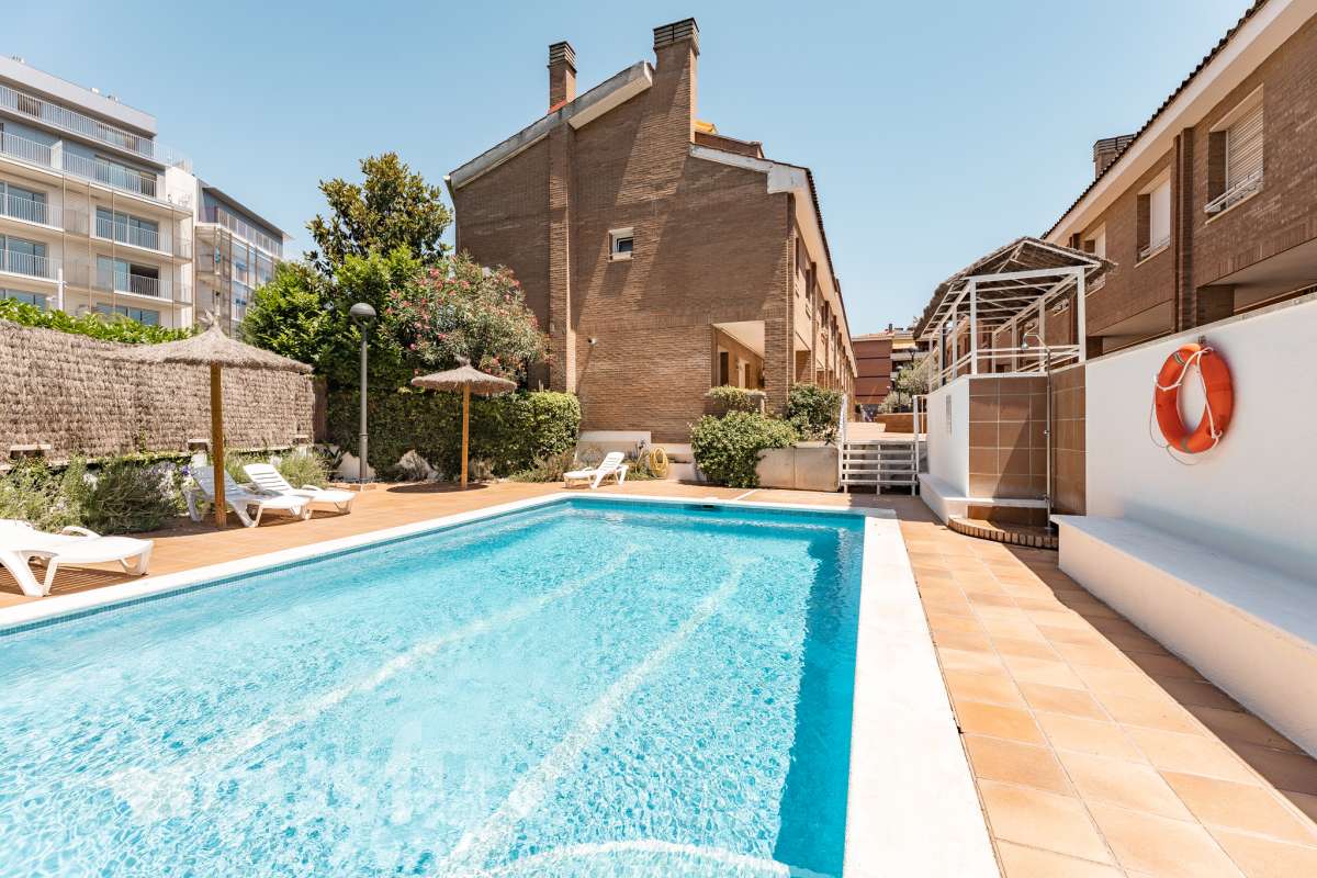 Exclusiva vivienda con jardín privado, solárium al sur y piscina comunitaria-54