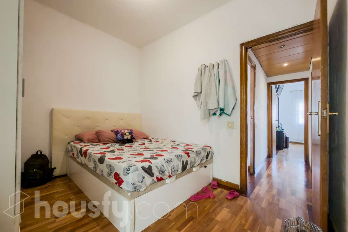 Housfy vende 🏡 luminoso piso ubicado en Badalona, el cuál consta de 88 m2 verificados con la Dirección General de Catastro. Construido en el año: 1978. VIVIENDA DE PROTECCIÓN OFICIAL Distribución de estancias -Salón-comedor -3 Dormitorios -1 Baño -Cocina equipada Características específicas -Ascensor -Aire acondicionado -Amueblado -Calefacción Zona y entorno Respecto a la ubicación, se sitúa en Badalona municipio de Barcelona. Esta propiedad se encuentra cerca de transporte público, colegios, supermercados y farmacias. Aviso legal El precio de venta no incluye gastos de la compraventa como notaría, registro, impuestos, ni tampoco honorarios agencia. Esta publicación no es vinculante. Consulta siempre la nota simple con Housfy antes de formalizar la compraventa. Sobre nosotros Housfy es la plataforma integral de servicios inmobiliarios. Nuestra combinación de expertos y tecnología pone al alcance de todo el mundo servicios cómodos, claros y seguros. AICAT número: 7922. Nos encargamos de la gestión y asesoramiento de la compra. ¡Olvídate de todo! Hacemos los trámites por ti. Y, si además necesitas financiación, ponemos a tu disposición un bróker hipotecario para ayudarte a conseguir las mejores condiciones para tu perfil económico. ¿Quieres visitarla? Contacta con Housfy y agenda tu visita sin compromiso. Más información en: housfy.com En cumplimiento de la Ley 8/2026 en Cataluña, el certificado de presencia o ausencia de amianto se encuentra en proceso de tramitación.-7
