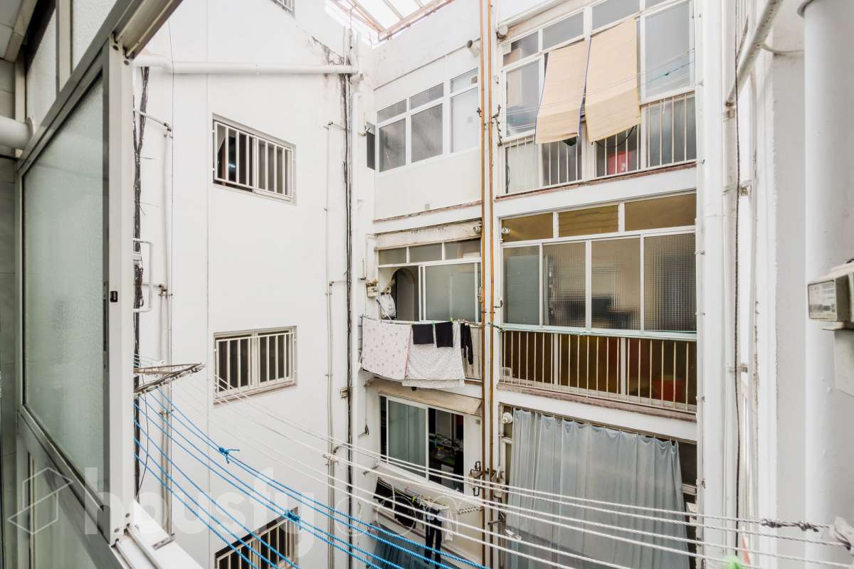 Housfy vende 🏡 luminoso piso ubicado en Badalona, el cuál consta de 88 m2 verificados con la Dirección General de Catastro. Construido en el año: 1978. VIVIENDA DE PROTECCIÓN OFICIAL Distribución de estancias -Salón-comedor -3 Dormitorios -1 Baño -Cocina equipada Características específicas -Ascensor -Aire acondicionado -Amueblado -Calefacción Zona y entorno Respecto a la ubicación, se sitúa en Badalona municipio de Barcelona. Esta propiedad se encuentra cerca de transporte público, colegios, supermercados y farmacias. Aviso legal El precio de venta no incluye gastos de la compraventa como notaría, registro, impuestos, ni tampoco honorarios agencia. Esta publicación no es vinculante. Consulta siempre la nota simple con Housfy antes de formalizar la compraventa. Sobre nosotros Housfy es la plataforma integral de servicios inmobiliarios. Nuestra combinación de expertos y tecnología pone al alcance de todo el mundo servicios cómodos, claros y seguros. AICAT número: 7922. Nos encargamos de la gestión y asesoramiento de la compra. ¡Olvídate de todo! Hacemos los trámites por ti. Y, si además necesitas financiación, ponemos a tu disposición un bróker hipotecario para ayudarte a conseguir las mejores condiciones para tu perfil económico. ¿Quieres visitarla? Contacta con Housfy y agenda tu visita sin compromiso. Más información en: housfy.com En cumplimiento de la Ley 8/2026 en Cataluña, el certificado de presencia o ausencia de amianto se encuentra en proceso de tramitación.-22