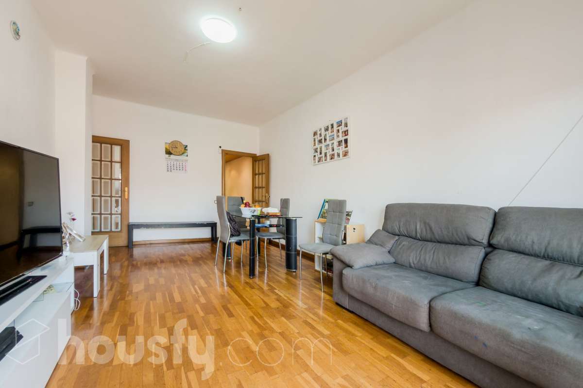 Housfy vende 🏡 luminoso piso ubicado en Badalona, el cuál consta de 88 m2 verificados con la Dirección General de Catastro. Construido en el año: 1978. VIVIENDA DE PROTECCIÓN OFICIAL Distribución de estancias -Salón-comedor -3 Dormitorios -1 Baño -Cocina equipada Características específicas -Ascensor -Aire acondicionado -Amueblado -Calefacción Zona y entorno Respecto a la ubicación, se sitúa en Badalona municipio de Barcelona. Esta propiedad se encuentra cerca de transporte público, colegios, supermercados y farmacias. Aviso legal El precio de venta no incluye gastos de la compraventa como notaría, registro, impuestos, ni tampoco honorarios agencia. Esta publicación no es vinculante. Consulta siempre la nota simple con Housfy antes de formalizar la compraventa. Sobre nosotros Housfy es la plataforma integral de servicios inmobiliarios. Nuestra combinación de expertos y tecnología pone al alcance de todo el mundo servicios cómodos, claros y seguros. AICAT número: 7922. Nos encargamos de la gestión y asesoramiento de la compra. ¡Olvídate de todo! Hacemos los trámites por ti. Y, si además necesitas financiación, ponemos a tu disposición un bróker hipotecario para ayudarte a conseguir las mejores condiciones para tu perfil económico. ¿Quieres visitarla? Contacta con Housfy y agenda tu visita sin compromiso. Más información en: housfy.com En cumplimiento de la Ley 8/2026 en Cataluña, el certificado de presencia o ausencia de amianto se encuentra en proceso de tramitación.-3