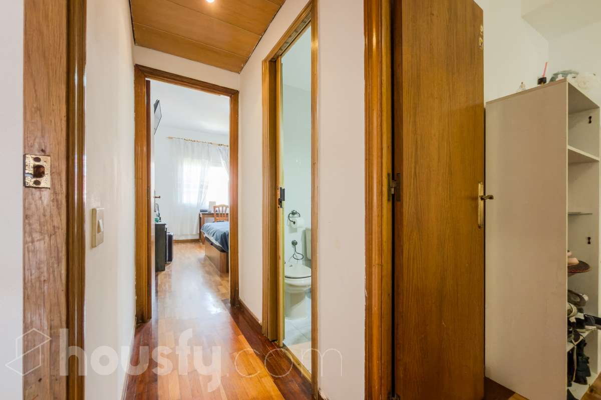 Housfy vende 🏡 luminoso piso ubicado en Badalona, el cuál consta de 88 m2 verificados con la Dirección General de Catastro. Construido en el año: 1978. VIVIENDA DE PROTECCIÓN OFICIAL Distribución de estancias -Salón-comedor -3 Dormitorios -1 Baño -Cocina equipada Características específicas -Ascensor -Aire acondicionado -Amueblado -Calefacción Zona y entorno Respecto a la ubicación, se sitúa en Badalona municipio de Barcelona. Esta propiedad se encuentra cerca de transporte público, colegios, supermercados y farmacias. Aviso legal El precio de venta no incluye gastos de la compraventa como notaría, registro, impuestos, ni tampoco honorarios agencia. Esta publicación no es vinculante. Consulta siempre la nota simple con Housfy antes de formalizar la compraventa. Sobre nosotros Housfy es la plataforma integral de servicios inmobiliarios. Nuestra combinación de expertos y tecnología pone al alcance de todo el mundo servicios cómodos, claros y seguros. AICAT número: 7922. Nos encargamos de la gestión y asesoramiento de la compra. ¡Olvídate de todo! Hacemos los trámites por ti. Y, si además necesitas financiación, ponemos a tu disposición un bróker hipotecario para ayudarte a conseguir las mejores condiciones para tu perfil económico. ¿Quieres visitarla? Contacta con Housfy y agenda tu visita sin compromiso. Más información en: housfy.com En cumplimiento de la Ley 8/2026 en Cataluña, el certificado de presencia o ausencia de amianto se encuentra en proceso de tramitación.-15