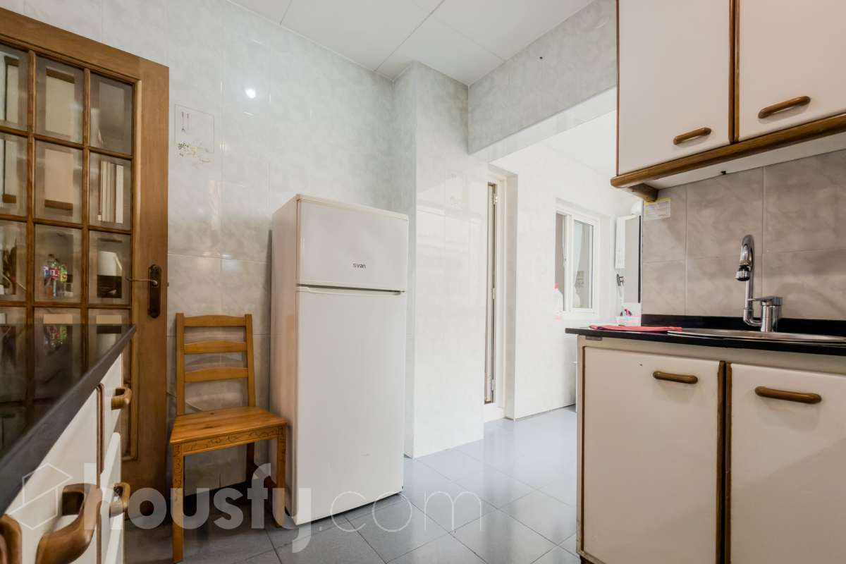 Housfy vende 🏡 luminoso piso ubicado en Badalona, el cuál consta de 88 m2 verificados con la Dirección General de Catastro. Construido en el año: 1978. VIVIENDA DE PROTECCIÓN OFICIAL Distribución de estancias -Salón-comedor -3 Dormitorios -1 Baño -Cocina equipada Características específicas -Ascensor -Aire acondicionado -Amueblado -Calefacción Zona y entorno Respecto a la ubicación, se sitúa en Badalona municipio de Barcelona. Esta propiedad se encuentra cerca de transporte público, colegios, supermercados y farmacias. Aviso legal El precio de venta no incluye gastos de la compraventa como notaría, registro, impuestos, ni tampoco honorarios agencia. Esta publicación no es vinculante. Consulta siempre la nota simple con Housfy antes de formalizar la compraventa. Sobre nosotros Housfy es la plataforma integral de servicios inmobiliarios. Nuestra combinación de expertos y tecnología pone al alcance de todo el mundo servicios cómodos, claros y seguros. AICAT número: 7922. Nos encargamos de la gestión y asesoramiento de la compra. ¡Olvídate de todo! Hacemos los trámites por ti. Y, si además necesitas financiación, ponemos a tu disposición un bróker hipotecario para ayudarte a conseguir las mejores condiciones para tu perfil económico. ¿Quieres visitarla? Contacta con Housfy y agenda tu visita sin compromiso. Más información en: housfy.com En cumplimiento de la Ley 8/2026 en Cataluña, el certificado de presencia o ausencia de amianto se encuentra en proceso de tramitación.-14