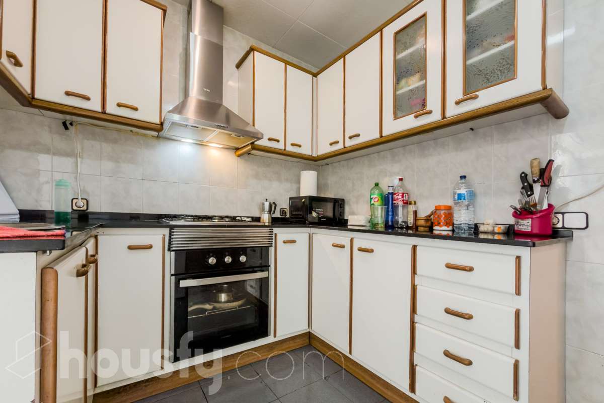 Housfy vende 🏡 luminoso piso ubicado en Badalona, el cuál consta de 88 m2 verificados con la Dirección General de Catastro. Construido en el año: 1978. VIVIENDA DE PROTECCIÓN OFICIAL Distribución de estancias -Salón-comedor -3 Dormitorios -1 Baño -Cocina equipada Características específicas -Ascensor -Aire acondicionado -Amueblado -Calefacción Zona y entorno Respecto a la ubicación, se sitúa en Badalona municipio de Barcelona. Esta propiedad se encuentra cerca de transporte público, colegios, supermercados y farmacias. Aviso legal El precio de venta no incluye gastos de la compraventa como notaría, registro, impuestos, ni tampoco honorarios agencia. Esta publicación no es vinculante. Consulta siempre la nota simple con Housfy antes de formalizar la compraventa. Sobre nosotros Housfy es la plataforma integral de servicios inmobiliarios. Nuestra combinación de expertos y tecnología pone al alcance de todo el mundo servicios cómodos, claros y seguros. AICAT número: 7922. Nos encargamos de la gestión y asesoramiento de la compra. ¡Olvídate de todo! Hacemos los trámites por ti. Y, si además necesitas financiación, ponemos a tu disposición un bróker hipotecario para ayudarte a conseguir las mejores condiciones para tu perfil económico. ¿Quieres visitarla? Contacta con Housfy y agenda tu visita sin compromiso. Más información en: housfy.com En cumplimiento de la Ley 8/2026 en Cataluña, el certificado de presencia o ausencia de amianto se encuentra en proceso de tramitación.-12