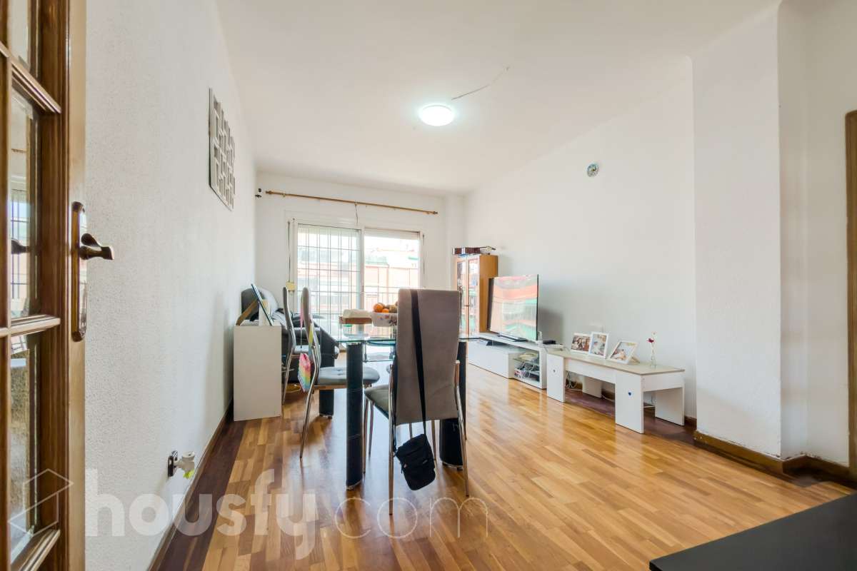 Housfy vende 🏡 luminoso piso ubicado en Badalona, el cuál consta de 88 m2 verificados con la Dirección General de Catastro. Construido en el año: 1978. VIVIENDA DE PROTECCIÓN OFICIAL Distribución de estancias -Salón-comedor -3 Dormitorios -1 Baño -Cocina equipada Características específicas -Ascensor -Aire acondicionado -Amueblado -Calefacción Zona y entorno Respecto a la ubicación, se sitúa en Badalona municipio de Barcelona. Esta propiedad se encuentra cerca de transporte público, colegios, supermercados y farmacias. Aviso legal El precio de venta no incluye gastos de la compraventa como notaría, registro, impuestos, ni tampoco honorarios agencia. Esta publicación no es vinculante. Consulta siempre la nota simple con Housfy antes de formalizar la compraventa. Sobre nosotros Housfy es la plataforma integral de servicios inmobiliarios. Nuestra combinación de expertos y tecnología pone al alcance de todo el mundo servicios cómodos, claros y seguros. AICAT número: 7922. Nos encargamos de la gestión y asesoramiento de la compra. ¡Olvídate de todo! Hacemos los trámites por ti. Y, si además necesitas financiación, ponemos a tu disposición un bróker hipotecario para ayudarte a conseguir las mejores condiciones para tu perfil económico. ¿Quieres visitarla? Contacta con Housfy y agenda tu visita sin compromiso. Más información en: housfy.com En cumplimiento de la Ley 8/2026 en Cataluña, el certificado de presencia o ausencia de amianto se encuentra en proceso de tramitación.-2