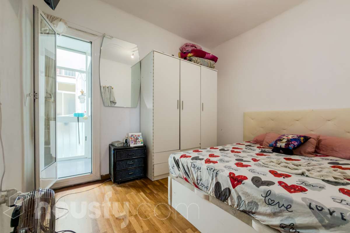 Housfy vende 🏡 luminoso piso ubicado en Badalona, el cuál consta de 88 m2 verificados con la Dirección General de Catastro. Construido en el año: 1978. VIVIENDA DE PROTECCIÓN OFICIAL Distribución de estancias -Salón-comedor -3 Dormitorios -1 Baño -Cocina equipada Características específicas -Ascensor -Aire acondicionado -Amueblado -Calefacción Zona y entorno Respecto a la ubicación, se sitúa en Badalona municipio de Barcelona. Esta propiedad se encuentra cerca de transporte público, colegios, supermercados y farmacias. Aviso legal El precio de venta no incluye gastos de la compraventa como notaría, registro, impuestos, ni tampoco honorarios agencia. Esta publicación no es vinculante. Consulta siempre la nota simple con Housfy antes de formalizar la compraventa. Sobre nosotros Housfy es la plataforma integral de servicios inmobiliarios. Nuestra combinación de expertos y tecnología pone al alcance de todo el mundo servicios cómodos, claros y seguros. AICAT número: 7922. Nos encargamos de la gestión y asesoramiento de la compra. ¡Olvídate de todo! Hacemos los trámites por ti. Y, si además necesitas financiación, ponemos a tu disposición un bróker hipotecario para ayudarte a conseguir las mejores condiciones para tu perfil económico. ¿Quieres visitarla? Contacta con Housfy y agenda tu visita sin compromiso. Más información en: housfy.com En cumplimiento de la Ley 8/2026 en Cataluña, el certificado de presencia o ausencia de amianto se encuentra en proceso de tramitación.-8