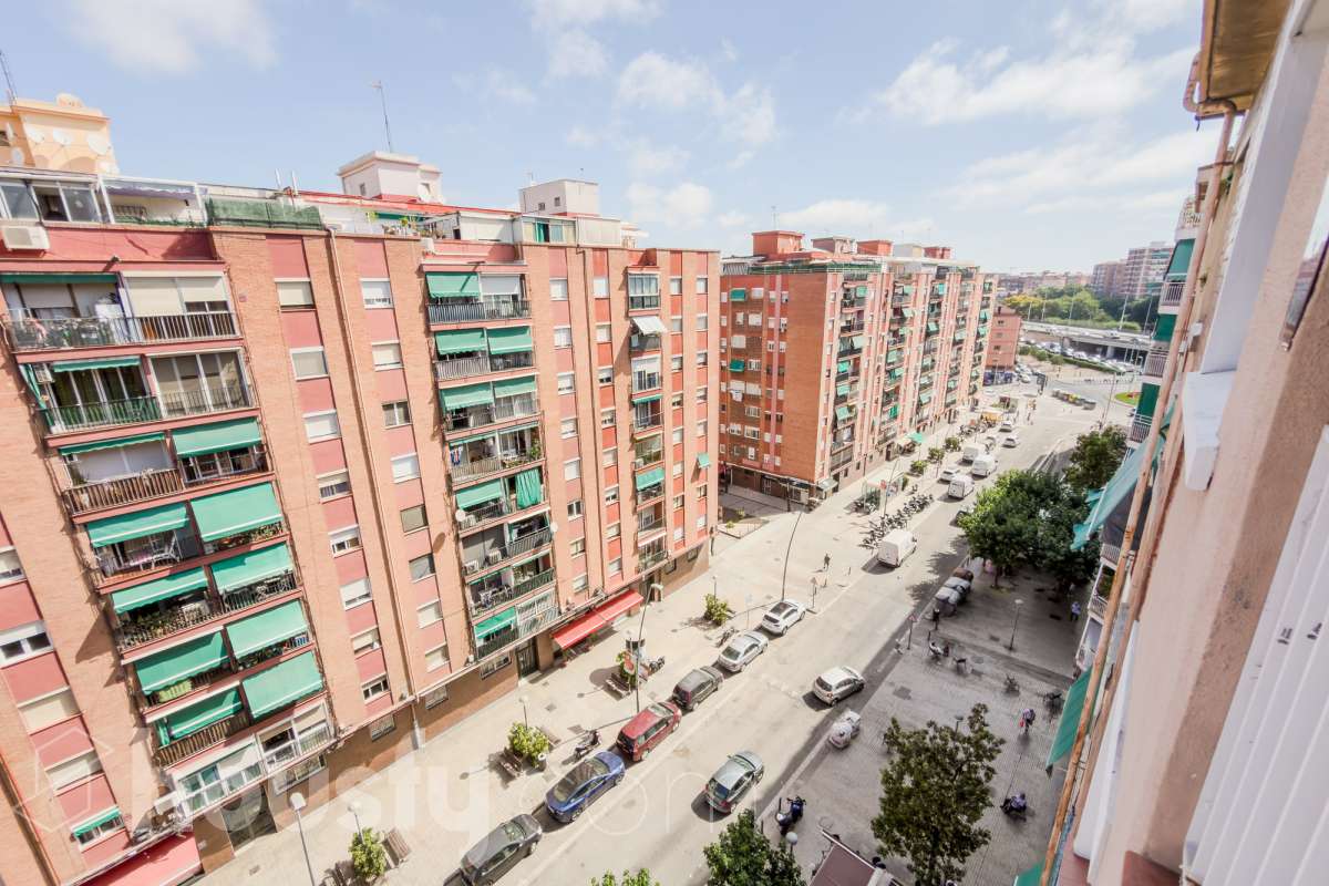 Housfy vende 🏡 luminoso piso ubicado en Badalona, el cuál consta de 88 m2 verificados con la Dirección General de Catastro. Construido en el año: 1978. VIVIENDA DE PROTECCIÓN OFICIAL Distribución de estancias -Salón-comedor -3 Dormitorios -1 Baño -Cocina equipada Características específicas -Ascensor -Aire acondicionado -Amueblado -Calefacción Zona y entorno Respecto a la ubicación, se sitúa en Badalona municipio de Barcelona. Esta propiedad se encuentra cerca de transporte público, colegios, supermercados y farmacias. Aviso legal El precio de venta no incluye gastos de la compraventa como notaría, registro, impuestos, ni tampoco honorarios agencia. Esta publicación no es vinculante. Consulta siempre la nota simple con Housfy antes de formalizar la compraventa. Sobre nosotros Housfy es la plataforma integral de servicios inmobiliarios. Nuestra combinación de expertos y tecnología pone al alcance de todo el mundo servicios cómodos, claros y seguros. AICAT número: 7922. Nos encargamos de la gestión y asesoramiento de la compra. ¡Olvídate de todo! Hacemos los trámites por ti. Y, si además necesitas financiación, ponemos a tu disposición un bróker hipotecario para ayudarte a conseguir las mejores condiciones para tu perfil económico. ¿Quieres visitarla? Contacta con Housfy y agenda tu visita sin compromiso. Más información en: housfy.com En cumplimiento de la Ley 8/2026 en Cataluña, el certificado de presencia o ausencia de amianto se encuentra en proceso de tramitación.-25