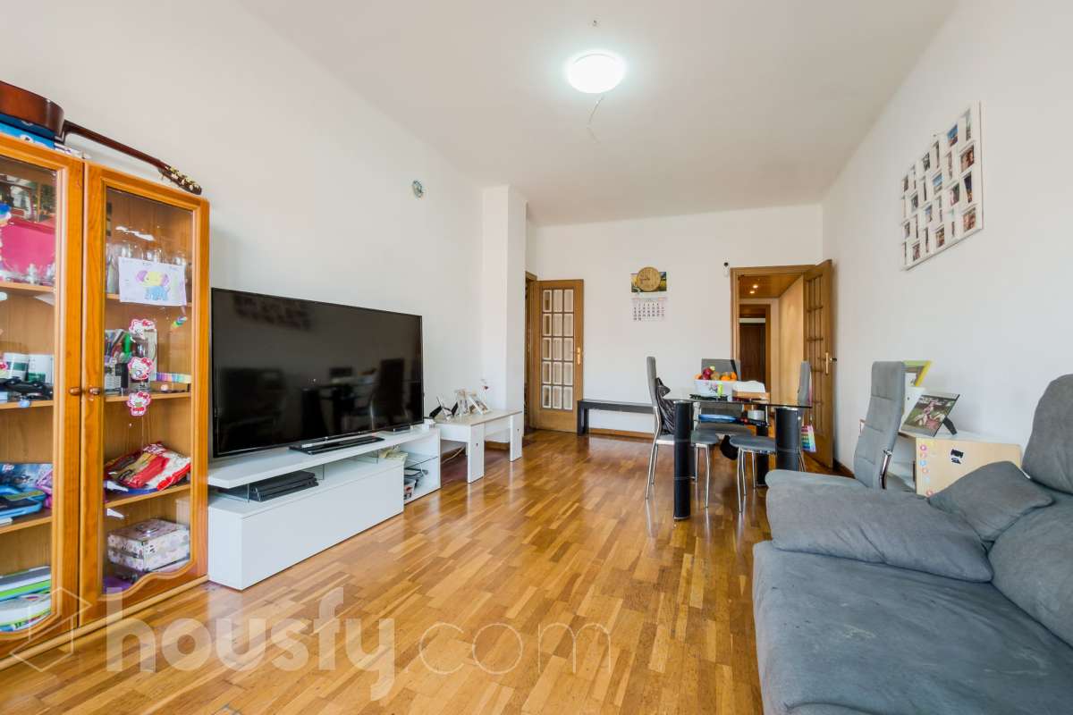 Housfy vende 🏡 luminoso piso ubicado en Badalona, el cuál consta de 88 m2 verificados con la Dirección General de Catastro. Construido en el año: 1978. VIVIENDA DE PROTECCIÓN OFICIAL Distribución de estancias -Salón-comedor -3 Dormitorios -1 Baño -Cocina equipada Características específicas -Ascensor -Aire acondicionado -Amueblado -Calefacción Zona y entorno Respecto a la ubicación, se sitúa en Badalona municipio de Barcelona. Esta propiedad se encuentra cerca de transporte público, colegios, supermercados y farmacias. Aviso legal El precio de venta no incluye gastos de la compraventa como notaría, registro, impuestos, ni tampoco honorarios agencia. Esta publicación no es vinculante. Consulta siempre la nota simple con Housfy antes de formalizar la compraventa. Sobre nosotros Housfy es la plataforma integral de servicios inmobiliarios. Nuestra combinación de expertos y tecnología pone al alcance de todo el mundo servicios cómodos, claros y seguros. AICAT número: 7922. Nos encargamos de la gestión y asesoramiento de la compra. ¡Olvídate de todo! Hacemos los trámites por ti. Y, si además necesitas financiación, ponemos a tu disposición un bróker hipotecario para ayudarte a conseguir las mejores condiciones para tu perfil económico. ¿Quieres visitarla? Contacta con Housfy y agenda tu visita sin compromiso. Más información en: housfy.com En cumplimiento de la Ley 8/2026 en Cataluña, el certificado de presencia o ausencia de amianto se encuentra en proceso de tramitación.-4