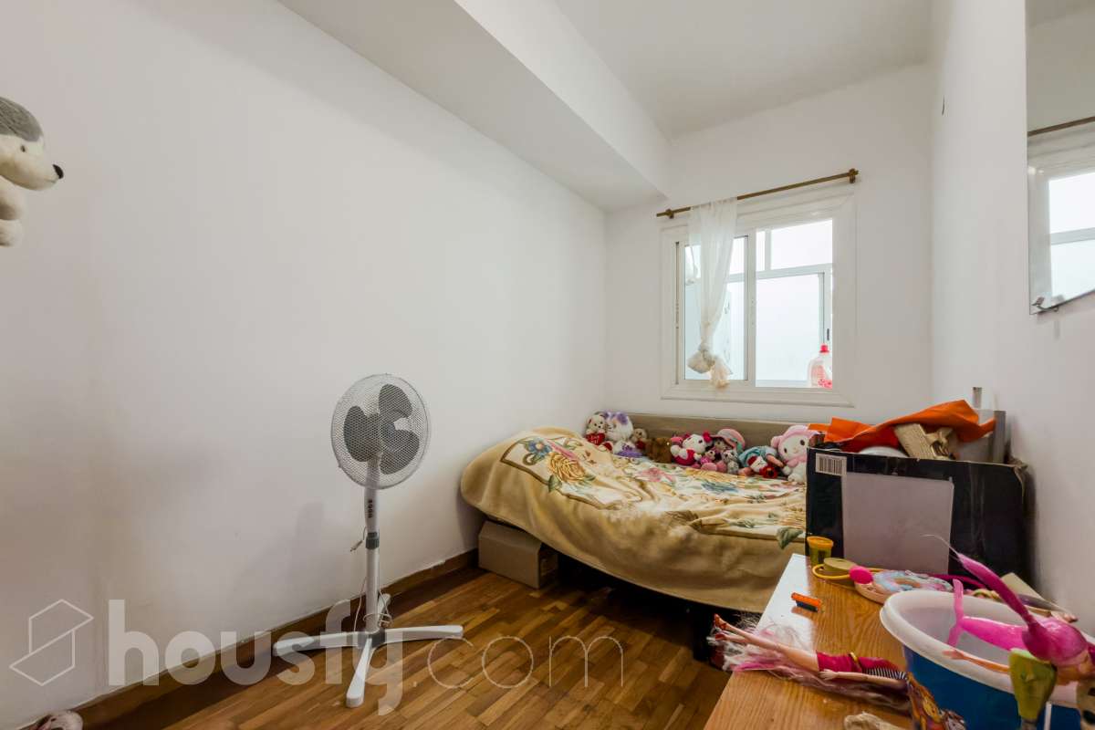 Housfy vende 🏡 luminoso piso ubicado en Badalona, el cuál consta de 88 m2 verificados con la Dirección General de Catastro. Construido en el año: 1978. VIVIENDA DE PROTECCIÓN OFICIAL Distribución de estancias -Salón-comedor -3 Dormitorios -1 Baño -Cocina equipada Características específicas -Ascensor -Aire acondicionado -Amueblado -Calefacción Zona y entorno Respecto a la ubicación, se sitúa en Badalona municipio de Barcelona. Esta propiedad se encuentra cerca de transporte público, colegios, supermercados y farmacias. Aviso legal El precio de venta no incluye gastos de la compraventa como notaría, registro, impuestos, ni tampoco honorarios agencia. Esta publicación no es vinculante. Consulta siempre la nota simple con Housfy antes de formalizar la compraventa. Sobre nosotros Housfy es la plataforma integral de servicios inmobiliarios. Nuestra combinación de expertos y tecnología pone al alcance de todo el mundo servicios cómodos, claros y seguros. AICAT número: 7922. Nos encargamos de la gestión y asesoramiento de la compra. ¡Olvídate de todo! Hacemos los trámites por ti. Y, si además necesitas financiación, ponemos a tu disposición un bróker hipotecario para ayudarte a conseguir las mejores condiciones para tu perfil económico. ¿Quieres visitarla? Contacta con Housfy y agenda tu visita sin compromiso. Más información en: housfy.com En cumplimiento de la Ley 8/2026 en Cataluña, el certificado de presencia o ausencia de amianto se encuentra en proceso de tramitación.-9