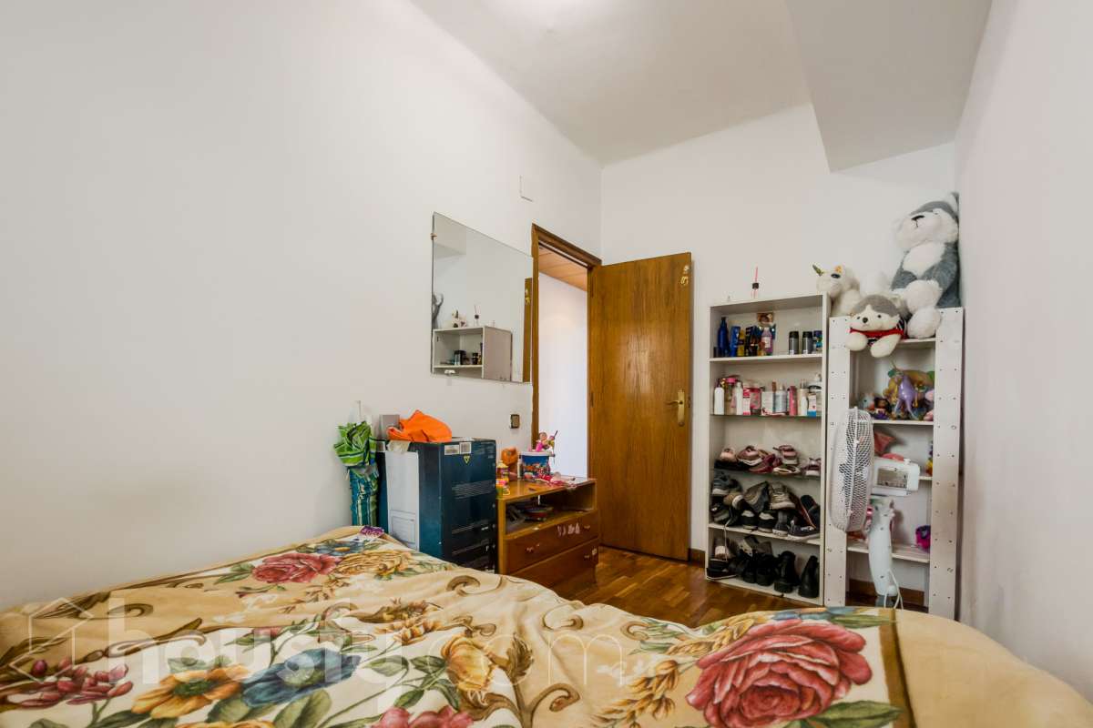 Housfy vende 🏡 luminoso piso ubicado en Badalona, el cuál consta de 88 m2 verificados con la Dirección General de Catastro. Construido en el año: 1978. VIVIENDA DE PROTECCIÓN OFICIAL Distribución de estancias -Salón-comedor -3 Dormitorios -1 Baño -Cocina equipada Características específicas -Ascensor -Aire acondicionado -Amueblado -Calefacción Zona y entorno Respecto a la ubicación, se sitúa en Badalona municipio de Barcelona. Esta propiedad se encuentra cerca de transporte público, colegios, supermercados y farmacias. Aviso legal El precio de venta no incluye gastos de la compraventa como notaría, registro, impuestos, ni tampoco honorarios agencia. Esta publicación no es vinculante. Consulta siempre la nota simple con Housfy antes de formalizar la compraventa. Sobre nosotros Housfy es la plataforma integral de servicios inmobiliarios. Nuestra combinación de expertos y tecnología pone al alcance de todo el mundo servicios cómodos, claros y seguros. AICAT número: 7922. Nos encargamos de la gestión y asesoramiento de la compra. ¡Olvídate de todo! Hacemos los trámites por ti. Y, si además necesitas financiación, ponemos a tu disposición un bróker hipotecario para ayudarte a conseguir las mejores condiciones para tu perfil económico. ¿Quieres visitarla? Contacta con Housfy y agenda tu visita sin compromiso. Más información en: housfy.com En cumplimiento de la Ley 8/2026 en Cataluña, el certificado de presencia o ausencia de amianto se encuentra en proceso de tramitación.-10