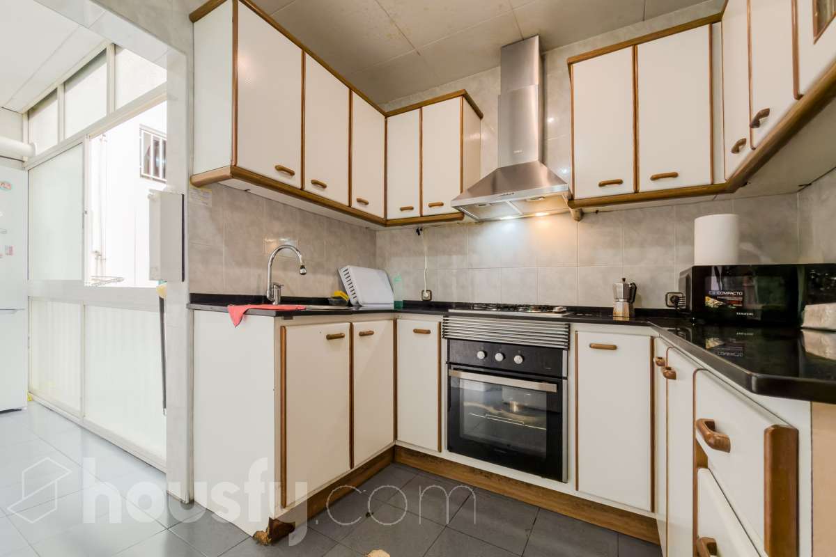 Housfy vende 🏡 luminoso piso ubicado en Badalona, el cuál consta de 88 m2 verificados con la Dirección General de Catastro. Construido en el año: 1978. VIVIENDA DE PROTECCIÓN OFICIAL Distribución de estancias -Salón-comedor -3 Dormitorios -1 Baño -Cocina equipada Características específicas -Ascensor -Aire acondicionado -Amueblado -Calefacción Zona y entorno Respecto a la ubicación, se sitúa en Badalona municipio de Barcelona. Esta propiedad se encuentra cerca de transporte público, colegios, supermercados y farmacias. Aviso legal El precio de venta no incluye gastos de la compraventa como notaría, registro, impuestos, ni tampoco honorarios agencia. Esta publicación no es vinculante. Consulta siempre la nota simple con Housfy antes de formalizar la compraventa. Sobre nosotros Housfy es la plataforma integral de servicios inmobiliarios. Nuestra combinación de expertos y tecnología pone al alcance de todo el mundo servicios cómodos, claros y seguros. AICAT número: 7922. Nos encargamos de la gestión y asesoramiento de la compra. ¡Olvídate de todo! Hacemos los trámites por ti. Y, si además necesitas financiación, ponemos a tu disposición un bróker hipotecario para ayudarte a conseguir las mejores condiciones para tu perfil económico. ¿Quieres visitarla? Contacta con Housfy y agenda tu visita sin compromiso. Más información en: housfy.com En cumplimiento de la Ley 8/2026 en Cataluña, el certificado de presencia o ausencia de amianto se encuentra en proceso de tramitación.-11