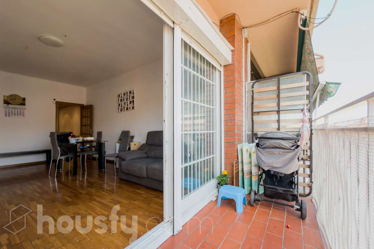 Housfy vende 🏡 luminoso piso ubicado en Badalona, el cuál consta de 88 m2 verificados con la Dirección General de Catastro. Construido en el año: 1978. VIVIENDA DE PROTECCIÓN OFICIAL Distribución de estancias -Salón-comedor -3 Dormitorios -1 Baño -Cocina equipada Características específicas -Ascensor -Aire acondicionado -Amueblado -Calefacción Zona y entorno Respecto a la ubicación, se sitúa en Badalona municipio de Barcelona. Esta propiedad se encuentra cerca de transporte público, colegios, supermercados y farmacias. Aviso legal El precio de venta no incluye gastos de la compraventa como notaría, registro, impuestos, ni tampoco honorarios agencia. Esta publicación no es vinculante. Consulta siempre la nota simple con Housfy antes de formalizar la compraventa. Sobre nosotros Housfy es la plataforma integral de servicios inmobiliarios. Nuestra combinación de expertos y tecnología pone al alcance de todo el mundo servicios cómodos, claros y seguros. AICAT número: 7922. Nos encargamos de la gestión y asesoramiento de la compra. ¡Olvídate de todo! Hacemos los trámites por ti. Y, si además necesitas financiación, ponemos a tu disposición un bróker hipotecario para ayudarte a conseguir las mejores condiciones para tu perfil económico. ¿Quieres visitarla? Contacta con Housfy y agenda tu visita sin compromiso. Más información en: housfy.com En cumplimiento de la Ley 8/2026 en Cataluña, el certificado de presencia o ausencia de amianto se encuentra en proceso de tramitación.-20