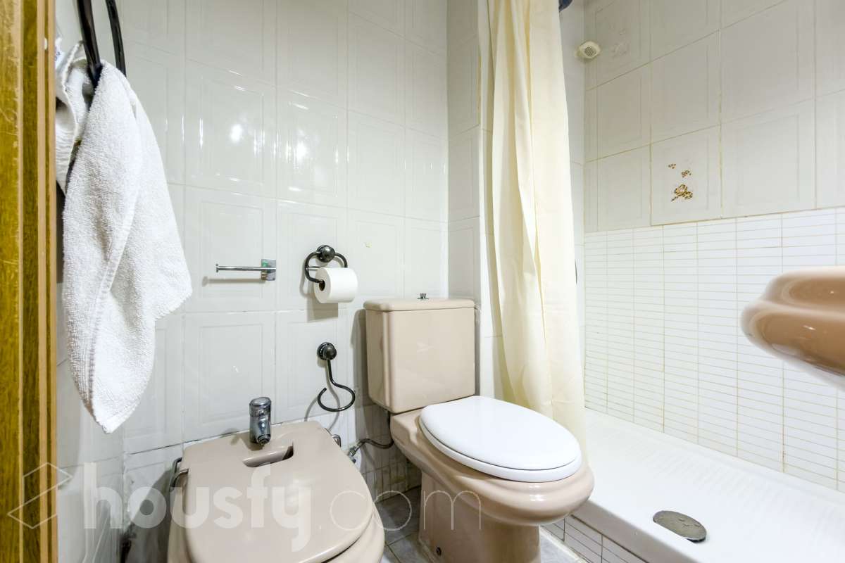 Housfy vende 🏡 luminoso piso ubicado en Badalona, el cuál consta de 88 m2 verificados con la Dirección General de Catastro. Construido en el año: 1978. VIVIENDA DE PROTECCIÓN OFICIAL Distribución de estancias -Salón-comedor -3 Dormitorios -1 Baño -Cocina equipada Características específicas -Ascensor -Aire acondicionado -Amueblado -Calefacción Zona y entorno Respecto a la ubicación, se sitúa en Badalona municipio de Barcelona. Esta propiedad se encuentra cerca de transporte público, colegios, supermercados y farmacias. Aviso legal El precio de venta no incluye gastos de la compraventa como notaría, registro, impuestos, ni tampoco honorarios agencia. Esta publicación no es vinculante. Consulta siempre la nota simple con Housfy antes de formalizar la compraventa. Sobre nosotros Housfy es la plataforma integral de servicios inmobiliarios. Nuestra combinación de expertos y tecnología pone al alcance de todo el mundo servicios cómodos, claros y seguros. AICAT número: 7922. Nos encargamos de la gestión y asesoramiento de la compra. ¡Olvídate de todo! Hacemos los trámites por ti. Y, si además necesitas financiación, ponemos a tu disposición un bróker hipotecario para ayudarte a conseguir las mejores condiciones para tu perfil económico. ¿Quieres visitarla? Contacta con Housfy y agenda tu visita sin compromiso. Más información en: housfy.com En cumplimiento de la Ley 8/2026 en Cataluña, el certificado de presencia o ausencia de amianto se encuentra en proceso de tramitación.-17