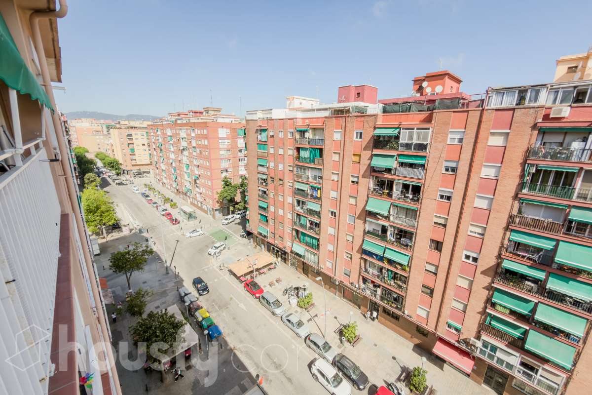 Housfy vende 🏡 luminoso piso ubicado en Badalona, el cuál consta de 88 m2 verificados con la Dirección General de Catastro. Construido en el año: 1978. VIVIENDA DE PROTECCIÓN OFICIAL Distribución de estancias -Salón-comedor -3 Dormitorios -1 Baño -Cocina equipada Características específicas -Ascensor -Aire acondicionado -Amueblado -Calefacción Zona y entorno Respecto a la ubicación, se sitúa en Badalona municipio de Barcelona. Esta propiedad se encuentra cerca de transporte público, colegios, supermercados y farmacias. Aviso legal El precio de venta no incluye gastos de la compraventa como notaría, registro, impuestos, ni tampoco honorarios agencia. Esta publicación no es vinculante. Consulta siempre la nota simple con Housfy antes de formalizar la compraventa. Sobre nosotros Housfy es la plataforma integral de servicios inmobiliarios. Nuestra combinación de expertos y tecnología pone al alcance de todo el mundo servicios cómodos, claros y seguros. AICAT número: 7922. Nos encargamos de la gestión y asesoramiento de la compra. ¡Olvídate de todo! Hacemos los trámites por ti. Y, si además necesitas financiación, ponemos a tu disposición un bróker hipotecario para ayudarte a conseguir las mejores condiciones para tu perfil económico. ¿Quieres visitarla? Contacta con Housfy y agenda tu visita sin compromiso. Más información en: housfy.com En cumplimiento de la Ley 8/2026 en Cataluña, el certificado de presencia o ausencia de amianto se encuentra en proceso de tramitación.-24