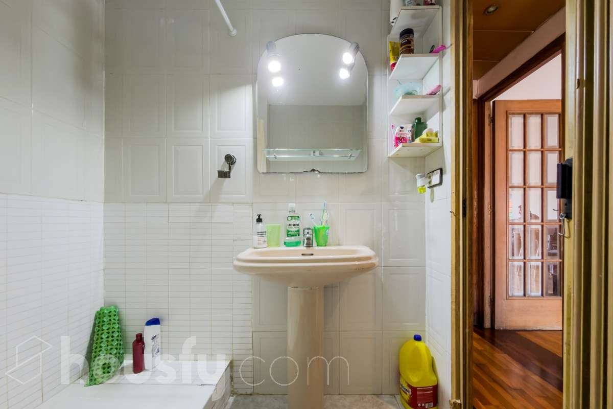 Housfy vende 🏡 luminoso piso ubicado en Badalona, el cuál consta de 88 m2 verificados con la Dirección General de Catastro. Construido en el año: 1978. VIVIENDA DE PROTECCIÓN OFICIAL Distribución de estancias -Salón-comedor -3 Dormitorios -1 Baño -Cocina equipada Características específicas -Ascensor -Aire acondicionado -Amueblado -Calefacción Zona y entorno Respecto a la ubicación, se sitúa en Badalona municipio de Barcelona. Esta propiedad se encuentra cerca de transporte público, colegios, supermercados y farmacias. Aviso legal El precio de venta no incluye gastos de la compraventa como notaría, registro, impuestos, ni tampoco honorarios agencia. Esta publicación no es vinculante. Consulta siempre la nota simple con Housfy antes de formalizar la compraventa. Sobre nosotros Housfy es la plataforma integral de servicios inmobiliarios. Nuestra combinación de expertos y tecnología pone al alcance de todo el mundo servicios cómodos, claros y seguros. AICAT número: 7922. Nos encargamos de la gestión y asesoramiento de la compra. ¡Olvídate de todo! Hacemos los trámites por ti. Y, si además necesitas financiación, ponemos a tu disposición un bróker hipotecario para ayudarte a conseguir las mejores condiciones para tu perfil económico. ¿Quieres visitarla? Contacta con Housfy y agenda tu visita sin compromiso. Más información en: housfy.com En cumplimiento de la Ley 8/2026 en Cataluña, el certificado de presencia o ausencia de amianto se encuentra en proceso de tramitación.-18