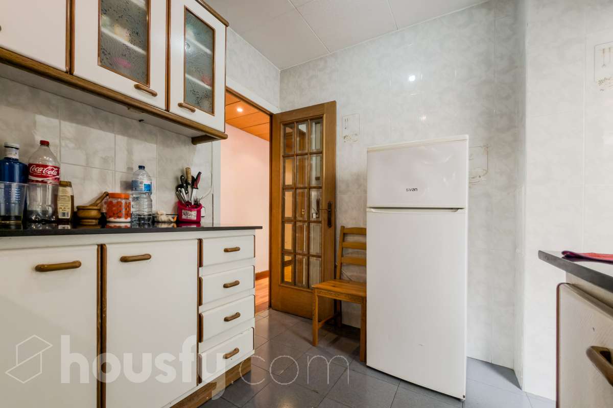 Housfy vende 🏡 luminoso piso ubicado en Badalona, el cuál consta de 88 m2 verificados con la Dirección General de Catastro. Construido en el año: 1978. VIVIENDA DE PROTECCIÓN OFICIAL Distribución de estancias -Salón-comedor -3 Dormitorios -1 Baño -Cocina equipada Características específicas -Ascensor -Aire acondicionado -Amueblado -Calefacción Zona y entorno Respecto a la ubicación, se sitúa en Badalona municipio de Barcelona. Esta propiedad se encuentra cerca de transporte público, colegios, supermercados y farmacias. Aviso legal El precio de venta no incluye gastos de la compraventa como notaría, registro, impuestos, ni tampoco honorarios agencia. Esta publicación no es vinculante. Consulta siempre la nota simple con Housfy antes de formalizar la compraventa. Sobre nosotros Housfy es la plataforma integral de servicios inmobiliarios. Nuestra combinación de expertos y tecnología pone al alcance de todo el mundo servicios cómodos, claros y seguros. AICAT número: 7922. Nos encargamos de la gestión y asesoramiento de la compra. ¡Olvídate de todo! Hacemos los trámites por ti. Y, si además necesitas financiación, ponemos a tu disposición un bróker hipotecario para ayudarte a conseguir las mejores condiciones para tu perfil económico. ¿Quieres visitarla? Contacta con Housfy y agenda tu visita sin compromiso. Más información en: housfy.com En cumplimiento de la Ley 8/2026 en Cataluña, el certificado de presencia o ausencia de amianto se encuentra en proceso de tramitación.-13