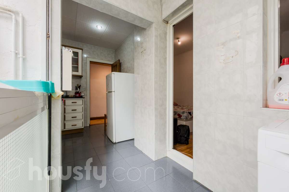Housfy vende 🏡 luminoso piso ubicado en Badalona, el cuál consta de 88 m2 verificados con la Dirección General de Catastro. Construido en el año: 1978. VIVIENDA DE PROTECCIÓN OFICIAL Distribución de estancias -Salón-comedor -3 Dormitorios -1 Baño -Cocina equipada Características específicas -Ascensor -Aire acondicionado -Amueblado -Calefacción Zona y entorno Respecto a la ubicación, se sitúa en Badalona municipio de Barcelona. Esta propiedad se encuentra cerca de transporte público, colegios, supermercados y farmacias. Aviso legal El precio de venta no incluye gastos de la compraventa como notaría, registro, impuestos, ni tampoco honorarios agencia. Esta publicación no es vinculante. Consulta siempre la nota simple con Housfy antes de formalizar la compraventa. Sobre nosotros Housfy es la plataforma integral de servicios inmobiliarios. Nuestra combinación de expertos y tecnología pone al alcance de todo el mundo servicios cómodos, claros y seguros. AICAT número: 7922. Nos encargamos de la gestión y asesoramiento de la compra. ¡Olvídate de todo! Hacemos los trámites por ti. Y, si además necesitas financiación, ponemos a tu disposición un bróker hipotecario para ayudarte a conseguir las mejores condiciones para tu perfil económico. ¿Quieres visitarla? Contacta con Housfy y agenda tu visita sin compromiso. Más información en: housfy.com En cumplimiento de la Ley 8/2026 en Cataluña, el certificado de presencia o ausencia de amianto se encuentra en proceso de tramitación.-23