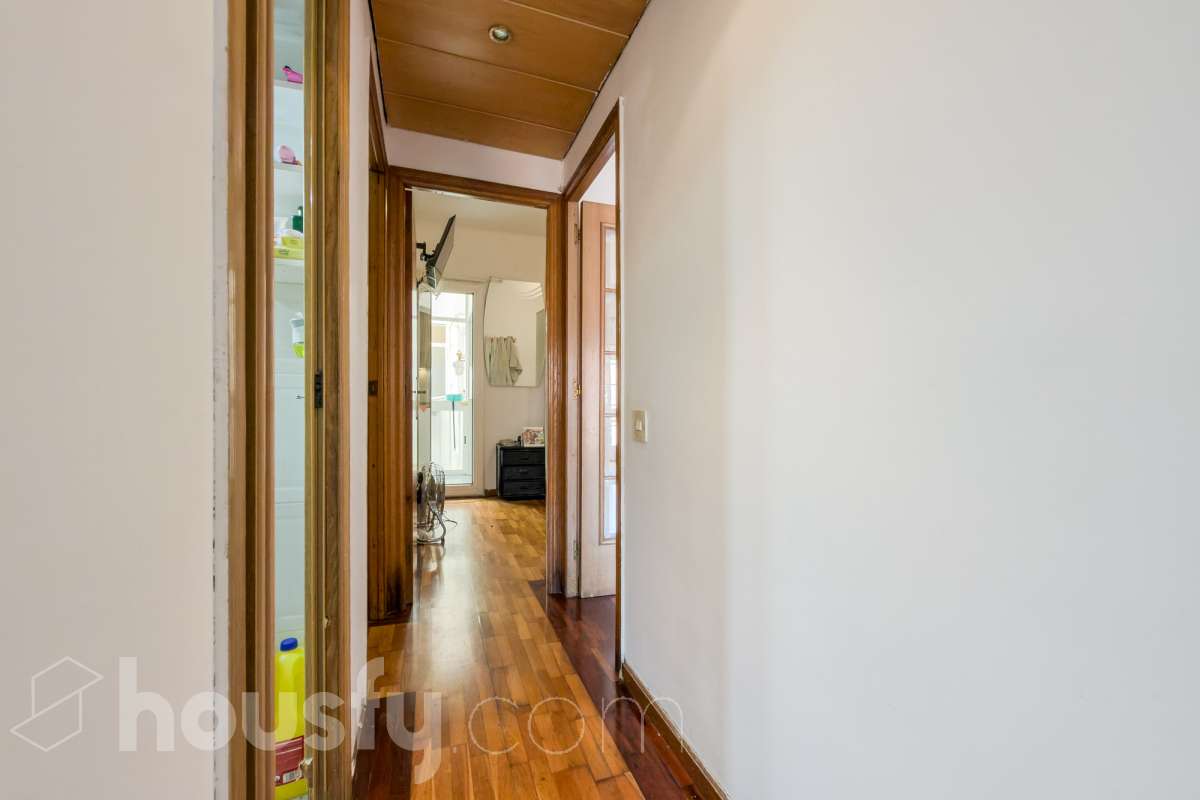 Housfy vende 🏡 luminoso piso ubicado en Badalona, el cuál consta de 88 m2 verificados con la Dirección General de Catastro. Construido en el año: 1978. VIVIENDA DE PROTECCIÓN OFICIAL Distribución de estancias -Salón-comedor -3 Dormitorios -1 Baño -Cocina equipada Características específicas -Ascensor -Aire acondicionado -Amueblado -Calefacción Zona y entorno Respecto a la ubicación, se sitúa en Badalona municipio de Barcelona. Esta propiedad se encuentra cerca de transporte público, colegios, supermercados y farmacias. Aviso legal El precio de venta no incluye gastos de la compraventa como notaría, registro, impuestos, ni tampoco honorarios agencia. Esta publicación no es vinculante. Consulta siempre la nota simple con Housfy antes de formalizar la compraventa. Sobre nosotros Housfy es la plataforma integral de servicios inmobiliarios. Nuestra combinación de expertos y tecnología pone al alcance de todo el mundo servicios cómodos, claros y seguros. AICAT número: 7922. Nos encargamos de la gestión y asesoramiento de la compra. ¡Olvídate de todo! Hacemos los trámites por ti. Y, si además necesitas financiación, ponemos a tu disposición un bróker hipotecario para ayudarte a conseguir las mejores condiciones para tu perfil económico. ¿Quieres visitarla? Contacta con Housfy y agenda tu visita sin compromiso. Más información en: housfy.com En cumplimiento de la Ley 8/2026 en Cataluña, el certificado de presencia o ausencia de amianto se encuentra en proceso de tramitación.-16