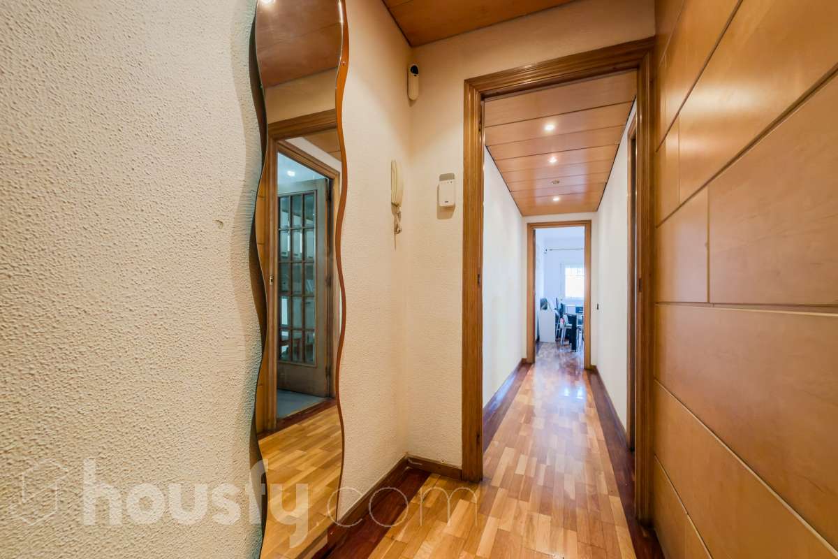 Housfy vende 🏡 luminoso piso ubicado en Badalona, el cuál consta de 88 m2 verificados con la Dirección General de Catastro. Construido en el año: 1978. VIVIENDA DE PROTECCIÓN OFICIAL Distribución de estancias -Salón-comedor -3 Dormitorios -1 Baño -Cocina equipada Características específicas -Ascensor -Aire acondicionado -Amueblado -Calefacción Zona y entorno Respecto a la ubicación, se sitúa en Badalona municipio de Barcelona. Esta propiedad se encuentra cerca de transporte público, colegios, supermercados y farmacias. Aviso legal El precio de venta no incluye gastos de la compraventa como notaría, registro, impuestos, ni tampoco honorarios agencia. Esta publicación no es vinculante. Consulta siempre la nota simple con Housfy antes de formalizar la compraventa. Sobre nosotros Housfy es la plataforma integral de servicios inmobiliarios. Nuestra combinación de expertos y tecnología pone al alcance de todo el mundo servicios cómodos, claros y seguros. AICAT número: 7922. Nos encargamos de la gestión y asesoramiento de la compra. ¡Olvídate de todo! Hacemos los trámites por ti. Y, si además necesitas financiación, ponemos a tu disposición un bróker hipotecario para ayudarte a conseguir las mejores condiciones para tu perfil económico. ¿Quieres visitarla? Contacta con Housfy y agenda tu visita sin compromiso. Más información en: housfy.com En cumplimiento de la Ley 8/2026 en Cataluña, el certificado de presencia o ausencia de amianto se encuentra en proceso de tramitación.-27