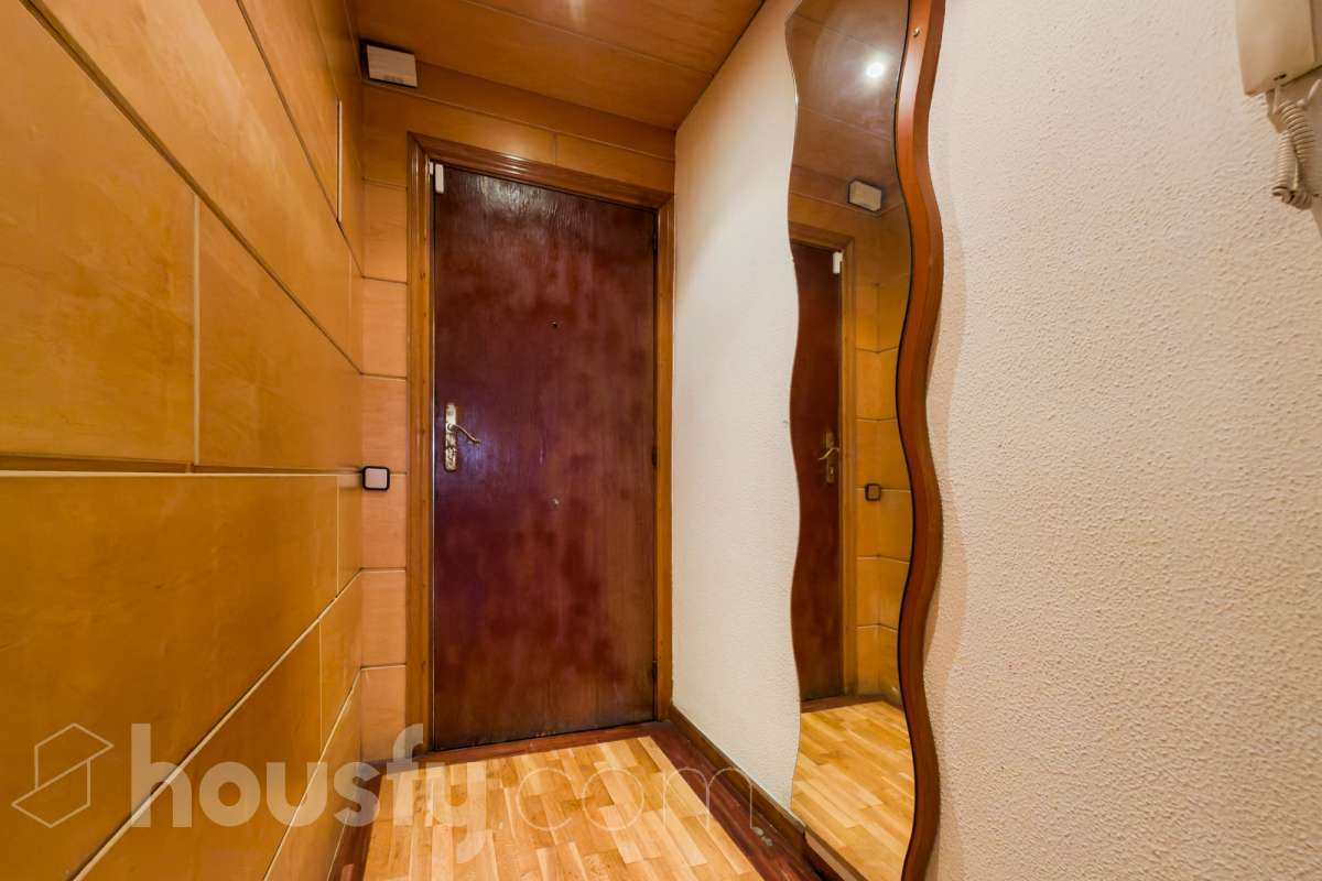 Housfy vende 🏡 luminoso piso ubicado en Badalona, el cuál consta de 88 m2 verificados con la Dirección General de Catastro. Construido en el año: 1978. VIVIENDA DE PROTECCIÓN OFICIAL Distribución de estancias -Salón-comedor -3 Dormitorios -1 Baño -Cocina equipada Características específicas -Ascensor -Aire acondicionado -Amueblado -Calefacción Zona y entorno Respecto a la ubicación, se sitúa en Badalona municipio de Barcelona. Esta propiedad se encuentra cerca de transporte público, colegios, supermercados y farmacias. Aviso legal El precio de venta no incluye gastos de la compraventa como notaría, registro, impuestos, ni tampoco honorarios agencia. Esta publicación no es vinculante. Consulta siempre la nota simple con Housfy antes de formalizar la compraventa. Sobre nosotros Housfy es la plataforma integral de servicios inmobiliarios. Nuestra combinación de expertos y tecnología pone al alcance de todo el mundo servicios cómodos, claros y seguros. AICAT número: 7922. Nos encargamos de la gestión y asesoramiento de la compra. ¡Olvídate de todo! Hacemos los trámites por ti. Y, si además necesitas financiación, ponemos a tu disposición un bróker hipotecario para ayudarte a conseguir las mejores condiciones para tu perfil económico. ¿Quieres visitarla? Contacta con Housfy y agenda tu visita sin compromiso. Más información en: housfy.com En cumplimiento de la Ley 8/2026 en Cataluña, el certificado de presencia o ausencia de amianto se encuentra en proceso de tramitación.-26