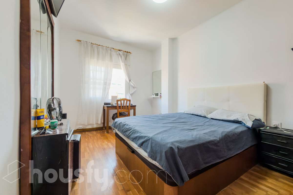 Housfy vende 🏡 luminoso piso ubicado en Badalona, el cuál consta de 88 m2 verificados con la Dirección General de Catastro. Construido en el año: 1978. VIVIENDA DE PROTECCIÓN OFICIAL Distribución de estancias -Salón-comedor -3 Dormitorios -1 Baño -Cocina equipada Características específicas -Ascensor -Aire acondicionado -Amueblado -Calefacción Zona y entorno Respecto a la ubicación, se sitúa en Badalona municipio de Barcelona. Esta propiedad se encuentra cerca de transporte público, colegios, supermercados y farmacias. Aviso legal El precio de venta no incluye gastos de la compraventa como notaría, registro, impuestos, ni tampoco honorarios agencia. Esta publicación no es vinculante. Consulta siempre la nota simple con Housfy antes de formalizar la compraventa. Sobre nosotros Housfy es la plataforma integral de servicios inmobiliarios. Nuestra combinación de expertos y tecnología pone al alcance de todo el mundo servicios cómodos, claros y seguros. AICAT número: 7922. Nos encargamos de la gestión y asesoramiento de la compra. ¡Olvídate de todo! Hacemos los trámites por ti. Y, si además necesitas financiación, ponemos a tu disposición un bróker hipotecario para ayudarte a conseguir las mejores condiciones para tu perfil económico. ¿Quieres visitarla? Contacta con Housfy y agenda tu visita sin compromiso. Más información en: housfy.com En cumplimiento de la Ley 8/2026 en Cataluña, el certificado de presencia o ausencia de amianto se encuentra en proceso de tramitación.-5