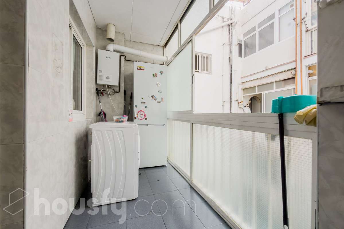 Housfy vende 🏡 luminoso piso ubicado en Badalona, el cuál consta de 88 m2 verificados con la Dirección General de Catastro. Construido en el año: 1978. VIVIENDA DE PROTECCIÓN OFICIAL Distribución de estancias -Salón-comedor -3 Dormitorios -1 Baño -Cocina equipada Características específicas -Ascensor -Aire acondicionado -Amueblado -Calefacción Zona y entorno Respecto a la ubicación, se sitúa en Badalona municipio de Barcelona. Esta propiedad se encuentra cerca de transporte público, colegios, supermercados y farmacias. Aviso legal El precio de venta no incluye gastos de la compraventa como notaría, registro, impuestos, ni tampoco honorarios agencia. Esta publicación no es vinculante. Consulta siempre la nota simple con Housfy antes de formalizar la compraventa. Sobre nosotros Housfy es la plataforma integral de servicios inmobiliarios. Nuestra combinación de expertos y tecnología pone al alcance de todo el mundo servicios cómodos, claros y seguros. AICAT número: 7922. Nos encargamos de la gestión y asesoramiento de la compra. ¡Olvídate de todo! Hacemos los trámites por ti. Y, si además necesitas financiación, ponemos a tu disposición un bróker hipotecario para ayudarte a conseguir las mejores condiciones para tu perfil económico. ¿Quieres visitarla? Contacta con Housfy y agenda tu visita sin compromiso. Más información en: housfy.com En cumplimiento de la Ley 8/2026 en Cataluña, el certificado de presencia o ausencia de amianto se encuentra en proceso de tramitación.-21