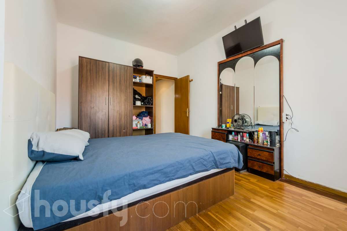 Housfy vende 🏡 luminoso piso ubicado en Badalona, el cuál consta de 88 m2 verificados con la Dirección General de Catastro. Construido en el año: 1978. VIVIENDA DE PROTECCIÓN OFICIAL Distribución de estancias -Salón-comedor -3 Dormitorios -1 Baño -Cocina equipada Características específicas -Ascensor -Aire acondicionado -Amueblado -Calefacción Zona y entorno Respecto a la ubicación, se sitúa en Badalona municipio de Barcelona. Esta propiedad se encuentra cerca de transporte público, colegios, supermercados y farmacias. Aviso legal El precio de venta no incluye gastos de la compraventa como notaría, registro, impuestos, ni tampoco honorarios agencia. Esta publicación no es vinculante. Consulta siempre la nota simple con Housfy antes de formalizar la compraventa. Sobre nosotros Housfy es la plataforma integral de servicios inmobiliarios. Nuestra combinación de expertos y tecnología pone al alcance de todo el mundo servicios cómodos, claros y seguros. AICAT número: 7922. Nos encargamos de la gestión y asesoramiento de la compra. ¡Olvídate de todo! Hacemos los trámites por ti. Y, si además necesitas financiación, ponemos a tu disposición un bróker hipotecario para ayudarte a conseguir las mejores condiciones para tu perfil económico. ¿Quieres visitarla? Contacta con Housfy y agenda tu visita sin compromiso. Más información en: housfy.com En cumplimiento de la Ley 8/2026 en Cataluña, el certificado de presencia o ausencia de amianto se encuentra en proceso de tramitación.-6