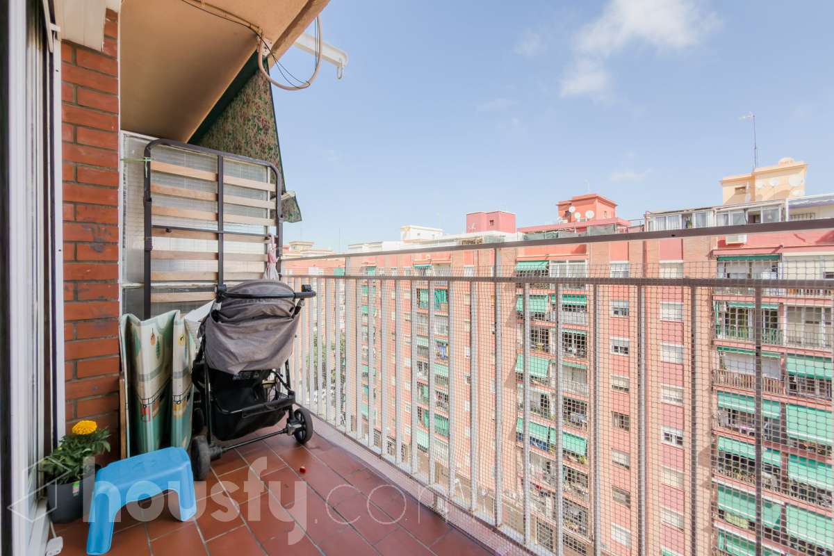 Housfy vende 🏡 luminoso piso ubicado en Badalona, el cuál consta de 88 m2 verificados con la Dirección General de Catastro. Construido en el año: 1978. VIVIENDA DE PROTECCIÓN OFICIAL Distribución de estancias -Salón-comedor -3 Dormitorios -1 Baño -Cocina equipada Características específicas -Ascensor -Aire acondicionado -Amueblado -Calefacción Zona y entorno Respecto a la ubicación, se sitúa en Badalona municipio de Barcelona. Esta propiedad se encuentra cerca de transporte público, colegios, supermercados y farmacias. Aviso legal El precio de venta no incluye gastos de la compraventa como notaría, registro, impuestos, ni tampoco honorarios agencia. Esta publicación no es vinculante. Consulta siempre la nota simple con Housfy antes de formalizar la compraventa. Sobre nosotros Housfy es la plataforma integral de servicios inmobiliarios. Nuestra combinación de expertos y tecnología pone al alcance de todo el mundo servicios cómodos, claros y seguros. AICAT número: 7922. Nos encargamos de la gestión y asesoramiento de la compra. ¡Olvídate de todo! Hacemos los trámites por ti. Y, si además necesitas financiación, ponemos a tu disposición un bróker hipotecario para ayudarte a conseguir las mejores condiciones para tu perfil económico. ¿Quieres visitarla? Contacta con Housfy y agenda tu visita sin compromiso. Más información en: housfy.com En cumplimiento de la Ley 8/2026 en Cataluña, el certificado de presencia o ausencia de amianto se encuentra en proceso de tramitación.-19