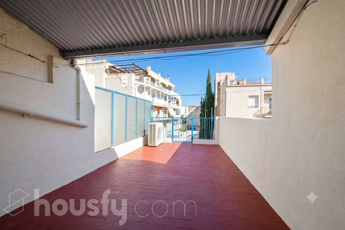 Housfy vende 🏡 amplia casa ubicada en Vilafranca del Penedès, la cuál consta de 305m2 útiles (verificados con la Dirección General de Catastro). Construida en el año: 1800. Distribución de estancias -Salón-comedor -4 Dormitorios -3 Baños -Cocina equipada Características específicas -Cédula de habitabilidad -Ascensor Zona y entorno Respecto a la ubicación, se sitúa en Vilafranca del Penedès, municipio de Barcelona. Esta propiedad se encuentra cerca de transporte público, colegios, supermercados y farmacias. Aviso legal El precio de venta no incluye gastos de la compraventa como notaría, registro, impuestos, ni tampoco honorarios agencia. Esta publicación no es vinculante. Consulta siempre la nota simple con Housfy antes de formalizar la compraventa. Sobre nosotros Housfy es la plataforma integral de servicios inmobiliarios. Nuestra combinación de expertos y tecnología pone al alcance de todo el mundo servicios cómodos, claros y seguros. AICAT número: 7922. Nos encargamos de la gestión y asesoramiento de la compra. ¡Olvídate de todo! Hacemos los trámites por ti. Y, si además necesitas financiación, ponemos a tu disposición un bróker hipotecario para ayudarte a conseguir las mejores condiciones para tu perfil económico. ¿Quieres visitarla? Contacta con Housfy y agenda tu visita sin compromiso. Más información en: housfy.com Este anuncio contiene imágenes ilustrativas, con el objetivo de mostrar el potencial de la propiedad, y pueden diferir del resultado final.-22