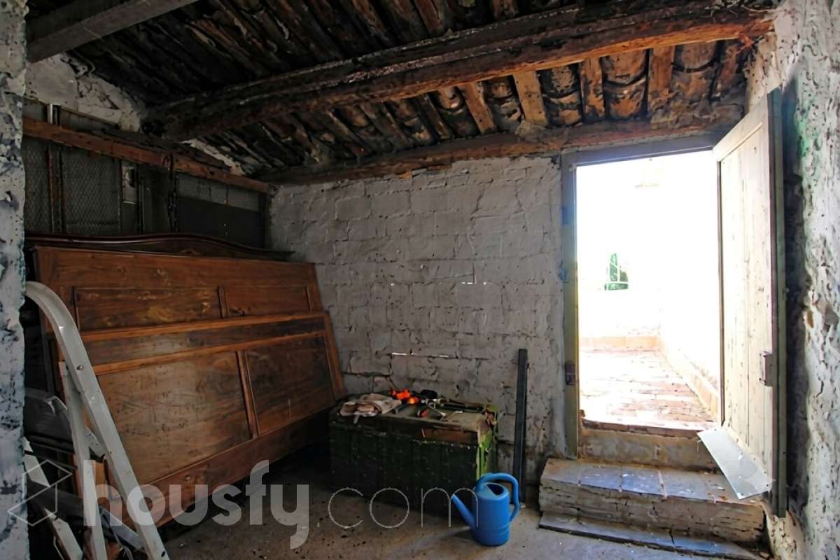 Housfy vende 🏡 amplia casa ubicada en Vilafranca del Penedès, la cuál consta de 305m2 útiles (verificados con la Dirección General de Catastro). Construida en el año: 1800. Distribución de estancias -Salón-comedor -4 Dormitorios -3 Baños -Cocina equipada Características específicas -Cédula de habitabilidad -Ascensor Zona y entorno Respecto a la ubicación, se sitúa en Vilafranca del Penedès, municipio de Barcelona. Esta propiedad se encuentra cerca de transporte público, colegios, supermercados y farmacias. Aviso legal El precio de venta no incluye gastos de la compraventa como notaría, registro, impuestos, ni tampoco honorarios agencia. Esta publicación no es vinculante. Consulta siempre la nota simple con Housfy antes de formalizar la compraventa. Sobre nosotros Housfy es la plataforma integral de servicios inmobiliarios. Nuestra combinación de expertos y tecnología pone al alcance de todo el mundo servicios cómodos, claros y seguros. AICAT número: 7922. Nos encargamos de la gestión y asesoramiento de la compra. ¡Olvídate de todo! Hacemos los trámites por ti. Y, si además necesitas financiación, ponemos a tu disposición un bróker hipotecario para ayudarte a conseguir las mejores condiciones para tu perfil económico. ¿Quieres visitarla? Contacta con Housfy y agenda tu visita sin compromiso. Más información en: housfy.com Este anuncio contiene imágenes ilustrativas, con el objetivo de mostrar el potencial de la propiedad, y pueden diferir del resultado final.-29