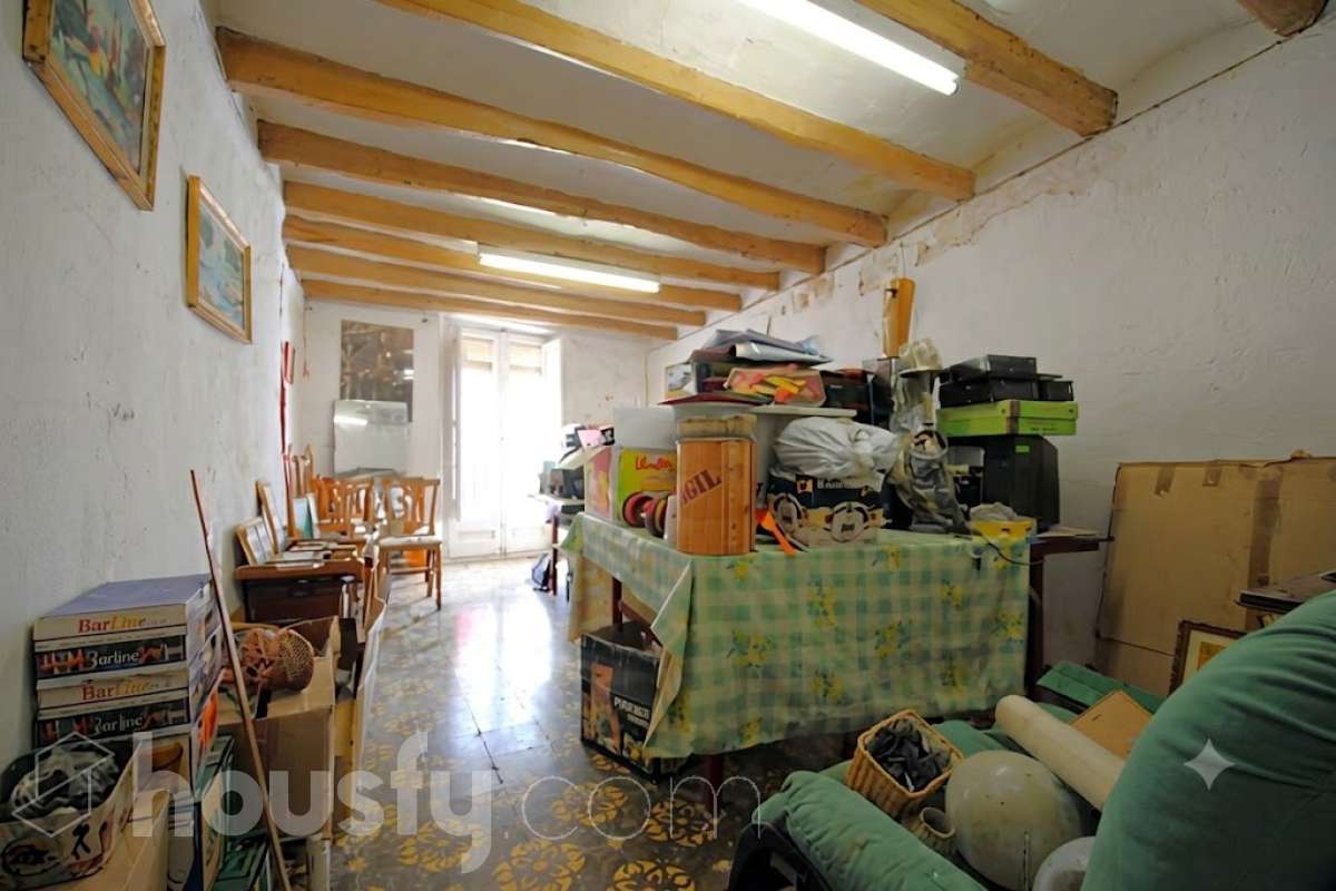Housfy vende 🏡 amplia casa ubicada en Vilafranca del Penedès, la cuál consta de 305m2 útiles (verificados con la Dirección General de Catastro). Construida en el año: 1800. Distribución de estancias -Salón-comedor -4 Dormitorios -3 Baños -Cocina equipada Características específicas -Cédula de habitabilidad -Ascensor Zona y entorno Respecto a la ubicación, se sitúa en Vilafranca del Penedès, municipio de Barcelona. Esta propiedad se encuentra cerca de transporte público, colegios, supermercados y farmacias. Aviso legal El precio de venta no incluye gastos de la compraventa como notaría, registro, impuestos, ni tampoco honorarios agencia. Esta publicación no es vinculante. Consulta siempre la nota simple con Housfy antes de formalizar la compraventa. Sobre nosotros Housfy es la plataforma integral de servicios inmobiliarios. Nuestra combinación de expertos y tecnología pone al alcance de todo el mundo servicios cómodos, claros y seguros. AICAT número: 7922. Nos encargamos de la gestión y asesoramiento de la compra. ¡Olvídate de todo! Hacemos los trámites por ti. Y, si además necesitas financiación, ponemos a tu disposición un bróker hipotecario para ayudarte a conseguir las mejores condiciones para tu perfil económico. ¿Quieres visitarla? Contacta con Housfy y agenda tu visita sin compromiso. Más información en: housfy.com Este anuncio contiene imágenes ilustrativas, con el objetivo de mostrar el potencial de la propiedad, y pueden diferir del resultado final.-10