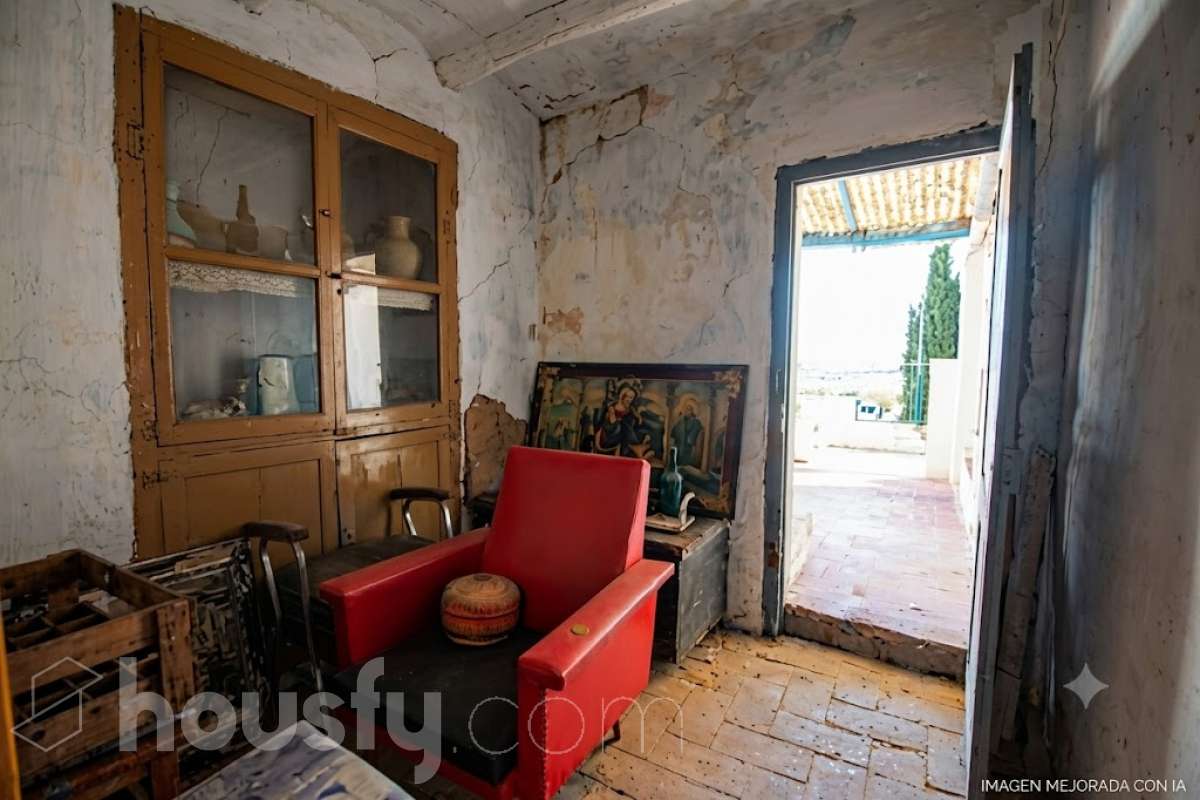 Housfy vende 🏡 amplia casa ubicada en Vilafranca del Penedès, la cuál consta de 305m2 útiles (verificados con la Dirección General de Catastro). Construida en el año: 1800. Distribución de estancias -Salón-comedor -4 Dormitorios -3 Baños -Cocina equipada Características específicas -Cédula de habitabilidad -Ascensor Zona y entorno Respecto a la ubicación, se sitúa en Vilafranca del Penedès, municipio de Barcelona. Esta propiedad se encuentra cerca de transporte público, colegios, supermercados y farmacias. Aviso legal El precio de venta no incluye gastos de la compraventa como notaría, registro, impuestos, ni tampoco honorarios agencia. Esta publicación no es vinculante. Consulta siempre la nota simple con Housfy antes de formalizar la compraventa. Sobre nosotros Housfy es la plataforma integral de servicios inmobiliarios. Nuestra combinación de expertos y tecnología pone al alcance de todo el mundo servicios cómodos, claros y seguros. AICAT número: 7922. Nos encargamos de la gestión y asesoramiento de la compra. ¡Olvídate de todo! Hacemos los trámites por ti. Y, si además necesitas financiación, ponemos a tu disposición un bróker hipotecario para ayudarte a conseguir las mejores condiciones para tu perfil económico. ¿Quieres visitarla? Contacta con Housfy y agenda tu visita sin compromiso. Más información en: housfy.com Este anuncio contiene imágenes ilustrativas, con el objetivo de mostrar el potencial de la propiedad, y pueden diferir del resultado final.-11