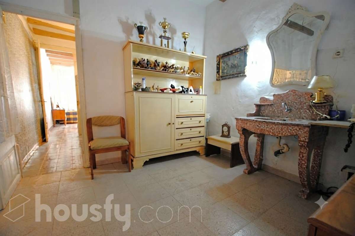 Housfy vende 🏡 amplia casa ubicada en Vilafranca del Penedès, la cuál consta de 305m2 útiles (verificados con la Dirección General de Catastro). Construida en el año: 1800. Distribución de estancias -Salón-comedor -4 Dormitorios -3 Baños -Cocina equipada Características específicas -Cédula de habitabilidad -Ascensor Zona y entorno Respecto a la ubicación, se sitúa en Vilafranca del Penedès, municipio de Barcelona. Esta propiedad se encuentra cerca de transporte público, colegios, supermercados y farmacias. Aviso legal El precio de venta no incluye gastos de la compraventa como notaría, registro, impuestos, ni tampoco honorarios agencia. Esta publicación no es vinculante. Consulta siempre la nota simple con Housfy antes de formalizar la compraventa. Sobre nosotros Housfy es la plataforma integral de servicios inmobiliarios. Nuestra combinación de expertos y tecnología pone al alcance de todo el mundo servicios cómodos, claros y seguros. AICAT número: 7922. Nos encargamos de la gestión y asesoramiento de la compra. ¡Olvídate de todo! Hacemos los trámites por ti. Y, si además necesitas financiación, ponemos a tu disposición un bróker hipotecario para ayudarte a conseguir las mejores condiciones para tu perfil económico. ¿Quieres visitarla? Contacta con Housfy y agenda tu visita sin compromiso. Más información en: housfy.com Este anuncio contiene imágenes ilustrativas, con el objetivo de mostrar el potencial de la propiedad, y pueden diferir del resultado final.-12