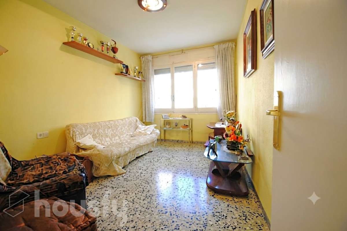 Housfy vende 🏡 amplia casa ubicada en Vilafranca del Penedès, la cuál consta de 305m2 útiles (verificados con la Dirección General de Catastro). Construida en el año: 1800. Distribución de estancias -Salón-comedor -4 Dormitorios -3 Baños -Cocina equipada Características específicas -Cédula de habitabilidad -Ascensor Zona y entorno Respecto a la ubicación, se sitúa en Vilafranca del Penedès, municipio de Barcelona. Esta propiedad se encuentra cerca de transporte público, colegios, supermercados y farmacias. Aviso legal El precio de venta no incluye gastos de la compraventa como notaría, registro, impuestos, ni tampoco honorarios agencia. Esta publicación no es vinculante. Consulta siempre la nota simple con Housfy antes de formalizar la compraventa. Sobre nosotros Housfy es la plataforma integral de servicios inmobiliarios. Nuestra combinación de expertos y tecnología pone al alcance de todo el mundo servicios cómodos, claros y seguros. AICAT número: 7922. Nos encargamos de la gestión y asesoramiento de la compra. ¡Olvídate de todo! Hacemos los trámites por ti. Y, si además necesitas financiación, ponemos a tu disposición un bróker hipotecario para ayudarte a conseguir las mejores condiciones para tu perfil económico. ¿Quieres visitarla? Contacta con Housfy y agenda tu visita sin compromiso. Más información en: housfy.com Este anuncio contiene imágenes ilustrativas, con el objetivo de mostrar el potencial de la propiedad, y pueden diferir del resultado final.-4