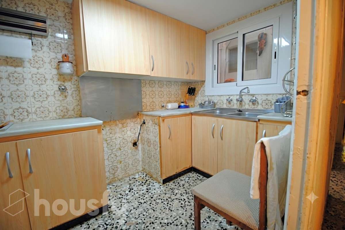 Housfy vende 🏡 amplia casa ubicada en Vilafranca del Penedès, la cuál consta de 305m2 útiles (verificados con la Dirección General de Catastro). Construida en el año: 1800. Distribución de estancias -Salón-comedor -4 Dormitorios -3 Baños -Cocina equipada Características específicas -Cédula de habitabilidad -Ascensor Zona y entorno Respecto a la ubicación, se sitúa en Vilafranca del Penedès, municipio de Barcelona. Esta propiedad se encuentra cerca de transporte público, colegios, supermercados y farmacias. Aviso legal El precio de venta no incluye gastos de la compraventa como notaría, registro, impuestos, ni tampoco honorarios agencia. Esta publicación no es vinculante. Consulta siempre la nota simple con Housfy antes de formalizar la compraventa. Sobre nosotros Housfy es la plataforma integral de servicios inmobiliarios. Nuestra combinación de expertos y tecnología pone al alcance de todo el mundo servicios cómodos, claros y seguros. AICAT número: 7922. Nos encargamos de la gestión y asesoramiento de la compra. ¡Olvídate de todo! Hacemos los trámites por ti. Y, si además necesitas financiación, ponemos a tu disposición un bróker hipotecario para ayudarte a conseguir las mejores condiciones para tu perfil económico. ¿Quieres visitarla? Contacta con Housfy y agenda tu visita sin compromiso. Más información en: housfy.com Este anuncio contiene imágenes ilustrativas, con el objetivo de mostrar el potencial de la propiedad, y pueden diferir del resultado final.-17