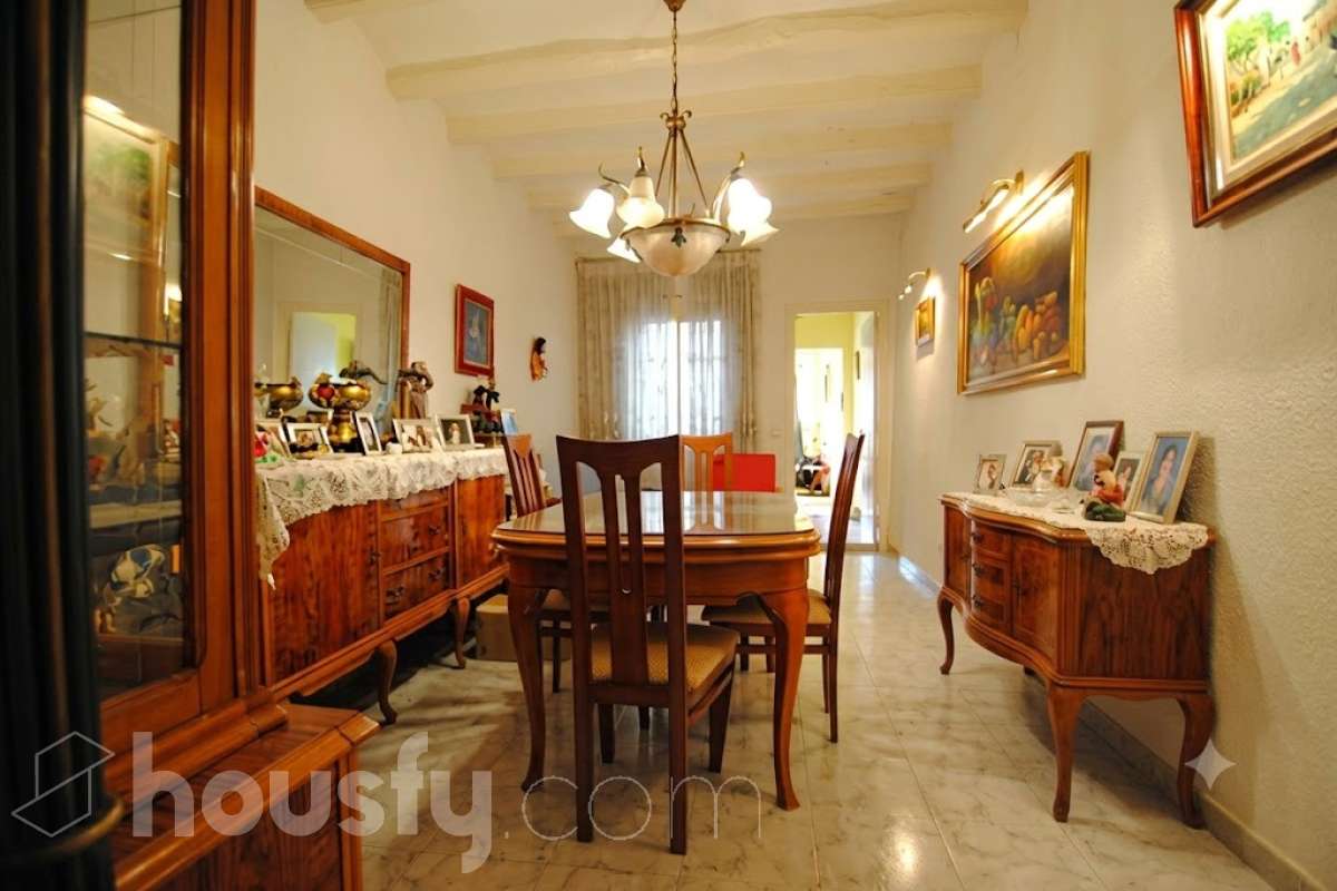 Housfy vende 🏡 amplia casa ubicada en Vilafranca del Penedès, la cuál consta de 305m2 útiles (verificados con la Dirección General de Catastro). Construida en el año: 1800. Distribución de estancias -Salón-comedor -4 Dormitorios -3 Baños -Cocina equipada Características específicas -Cédula de habitabilidad -Ascensor Zona y entorno Respecto a la ubicación, se sitúa en Vilafranca del Penedès, municipio de Barcelona. Esta propiedad se encuentra cerca de transporte público, colegios, supermercados y farmacias. Aviso legal El precio de venta no incluye gastos de la compraventa como notaría, registro, impuestos, ni tampoco honorarios agencia. Esta publicación no es vinculante. Consulta siempre la nota simple con Housfy antes de formalizar la compraventa. Sobre nosotros Housfy es la plataforma integral de servicios inmobiliarios. Nuestra combinación de expertos y tecnología pone al alcance de todo el mundo servicios cómodos, claros y seguros. AICAT número: 7922. Nos encargamos de la gestión y asesoramiento de la compra. ¡Olvídate de todo! Hacemos los trámites por ti. Y, si además necesitas financiación, ponemos a tu disposición un bróker hipotecario para ayudarte a conseguir las mejores condiciones para tu perfil económico. ¿Quieres visitarla? Contacta con Housfy y agenda tu visita sin compromiso. Más información en: housfy.com Este anuncio contiene imágenes ilustrativas, con el objetivo de mostrar el potencial de la propiedad, y pueden diferir del resultado final.-5