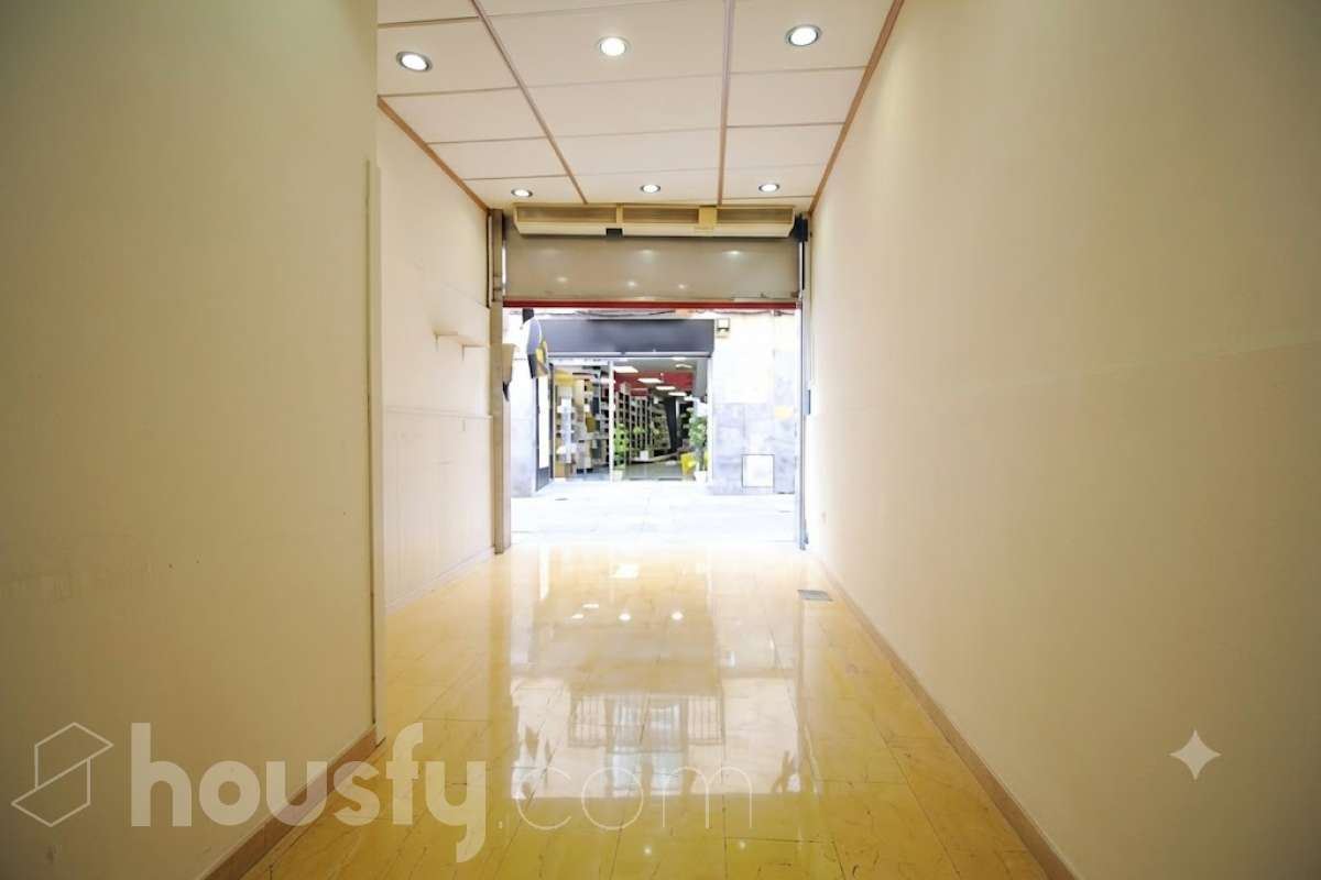 Housfy vende 🏡 amplia casa ubicada en Vilafranca del Penedès, la cuál consta de 305m2 útiles (verificados con la Dirección General de Catastro). Construida en el año: 1800. Distribución de estancias -Salón-comedor -4 Dormitorios -3 Baños -Cocina equipada Características específicas -Cédula de habitabilidad -Ascensor Zona y entorno Respecto a la ubicación, se sitúa en Vilafranca del Penedès, municipio de Barcelona. Esta propiedad se encuentra cerca de transporte público, colegios, supermercados y farmacias. Aviso legal El precio de venta no incluye gastos de la compraventa como notaría, registro, impuestos, ni tampoco honorarios agencia. Esta publicación no es vinculante. Consulta siempre la nota simple con Housfy antes de formalizar la compraventa. Sobre nosotros Housfy es la plataforma integral de servicios inmobiliarios. Nuestra combinación de expertos y tecnología pone al alcance de todo el mundo servicios cómodos, claros y seguros. AICAT número: 7922. Nos encargamos de la gestión y asesoramiento de la compra. ¡Olvídate de todo! Hacemos los trámites por ti. Y, si además necesitas financiación, ponemos a tu disposición un bróker hipotecario para ayudarte a conseguir las mejores condiciones para tu perfil económico. ¿Quieres visitarla? Contacta con Housfy y agenda tu visita sin compromiso. Más información en: housfy.com Este anuncio contiene imágenes ilustrativas, con el objetivo de mostrar el potencial de la propiedad, y pueden diferir del resultado final.-26