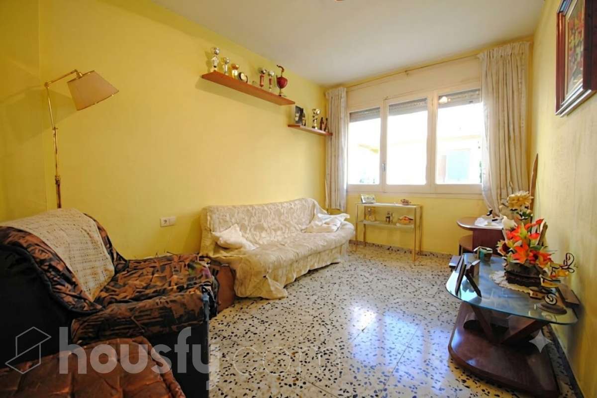 Housfy vende 🏡 amplia casa ubicada en Vilafranca del Penedès, la cuál consta de 305m2 útiles (verificados con la Dirección General de Catastro). Construida en el año: 1800. Distribución de estancias -Salón-comedor -4 Dormitorios -3 Baños -Cocina equipada Características específicas -Cédula de habitabilidad -Ascensor Zona y entorno Respecto a la ubicación, se sitúa en Vilafranca del Penedès, municipio de Barcelona. Esta propiedad se encuentra cerca de transporte público, colegios, supermercados y farmacias. Aviso legal El precio de venta no incluye gastos de la compraventa como notaría, registro, impuestos, ni tampoco honorarios agencia. Esta publicación no es vinculante. Consulta siempre la nota simple con Housfy antes de formalizar la compraventa. Sobre nosotros Housfy es la plataforma integral de servicios inmobiliarios. Nuestra combinación de expertos y tecnología pone al alcance de todo el mundo servicios cómodos, claros y seguros. AICAT número: 7922. Nos encargamos de la gestión y asesoramiento de la compra. ¡Olvídate de todo! Hacemos los trámites por ti. Y, si además necesitas financiación, ponemos a tu disposición un bróker hipotecario para ayudarte a conseguir las mejores condiciones para tu perfil económico. ¿Quieres visitarla? Contacta con Housfy y agenda tu visita sin compromiso. Más información en: housfy.com Este anuncio contiene imágenes ilustrativas, con el objetivo de mostrar el potencial de la propiedad, y pueden diferir del resultado final.-3