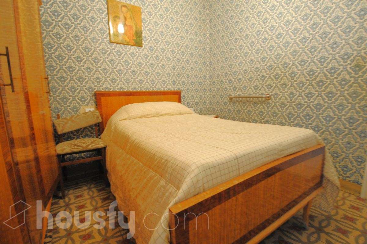 Housfy vende 🏡 amplia casa ubicada en Vilafranca del Penedès, la cuál consta de 305m2 útiles (verificados con la Dirección General de Catastro). Construida en el año: 1800. Distribución de estancias -Salón-comedor -4 Dormitorios -3 Baños -Cocina equipada Características específicas -Cédula de habitabilidad -Ascensor Zona y entorno Respecto a la ubicación, se sitúa en Vilafranca del Penedès, municipio de Barcelona. Esta propiedad se encuentra cerca de transporte público, colegios, supermercados y farmacias. Aviso legal El precio de venta no incluye gastos de la compraventa como notaría, registro, impuestos, ni tampoco honorarios agencia. Esta publicación no es vinculante. Consulta siempre la nota simple con Housfy antes de formalizar la compraventa. Sobre nosotros Housfy es la plataforma integral de servicios inmobiliarios. Nuestra combinación de expertos y tecnología pone al alcance de todo el mundo servicios cómodos, claros y seguros. AICAT número: 7922. Nos encargamos de la gestión y asesoramiento de la compra. ¡Olvídate de todo! Hacemos los trámites por ti. Y, si además necesitas financiación, ponemos a tu disposición un bróker hipotecario para ayudarte a conseguir las mejores condiciones para tu perfil económico. ¿Quieres visitarla? Contacta con Housfy y agenda tu visita sin compromiso. Más información en: housfy.com Este anuncio contiene imágenes ilustrativas, con el objetivo de mostrar el potencial de la propiedad, y pueden diferir del resultado final.-13